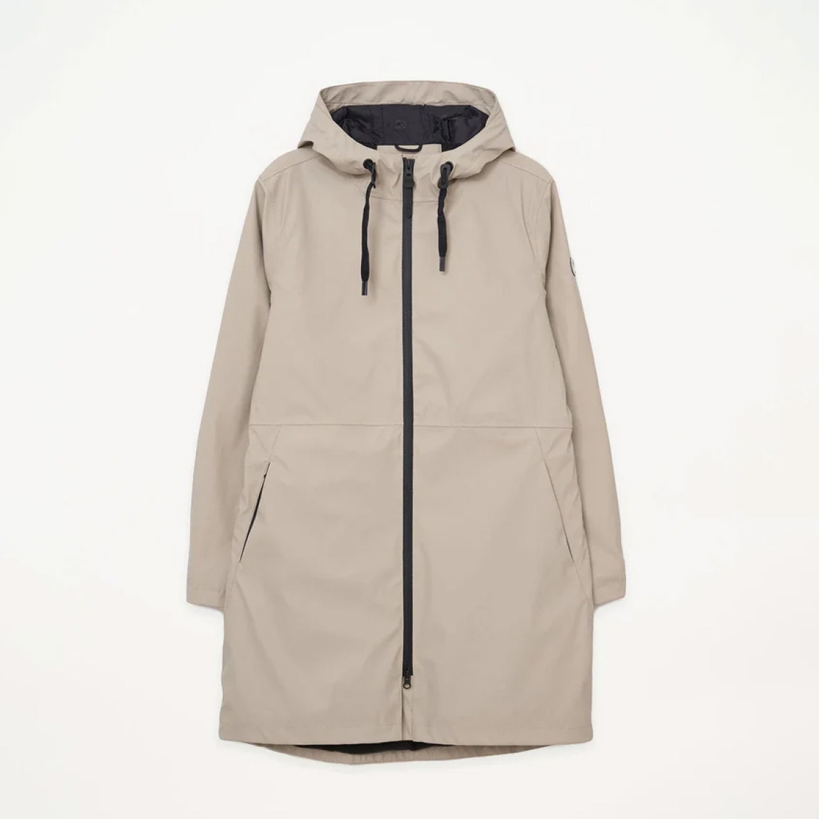 Chaqueta larga lisa de la marca Tanta, modelo VAND. Elaborado en poliuretano color gris. Chaqueta sin plumas y transpirable brinda calidez y comodidad cuando la temperatura comienza a bajar. Cuenta con todas las costuras selladas para una mayor impermeabilidad. El abrigo Vand está acabado con una cremallera frontal impermeable y los bolsillos ocultos mantienen los objetos de valor seguros y crean una la silueta suave.Se ajusta a la talla real. Chaqueta VAND ideal para esta temporada!