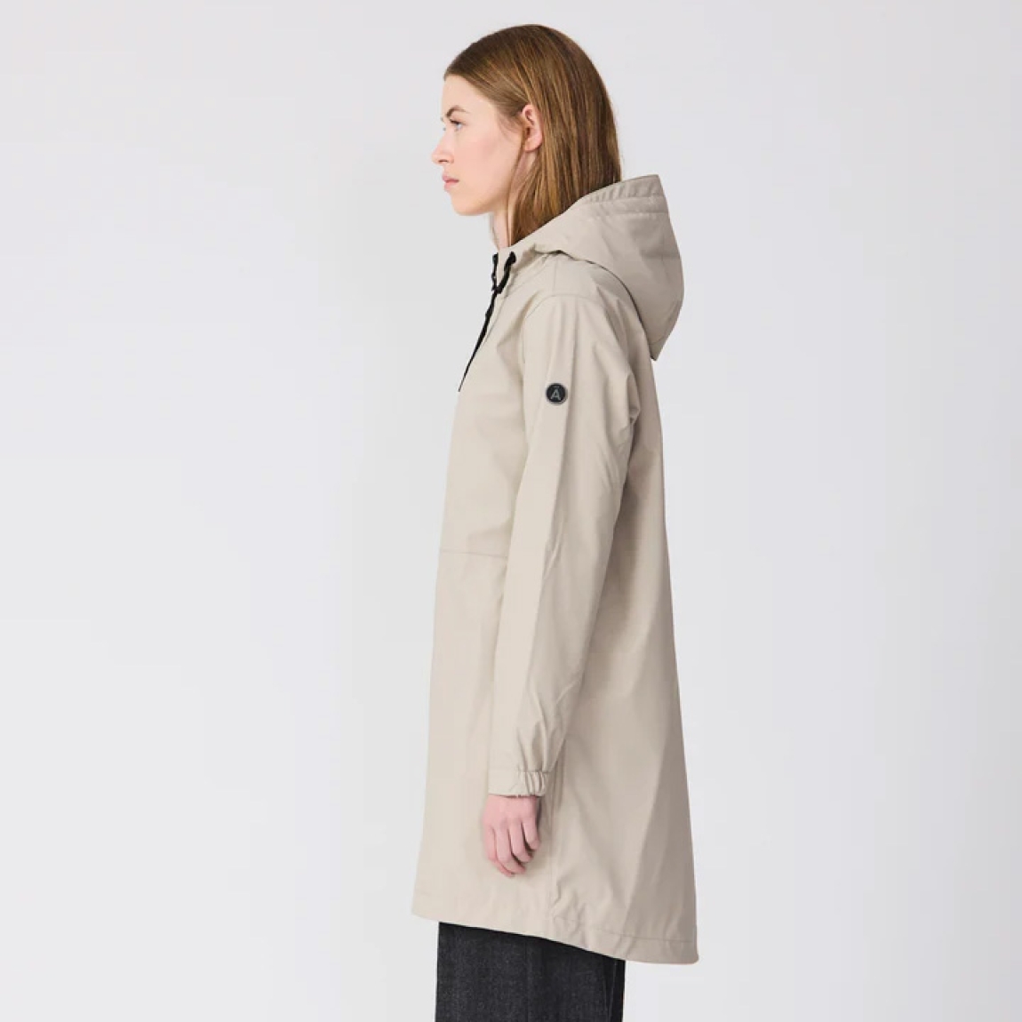 Chaqueta larga lisa de la marca Tanta, modelo VAND. Elaborado en poliuretano color gris. Chaqueta sin plumas y transpirable brinda calidez y comodidad cuando la temperatura comienza a bajar. Cuenta con todas las costuras selladas para una mayor impermeabilidad. El abrigo Vand está acabado con una cremallera frontal impermeable y los bolsillos ocultos mantienen los objetos de valor seguros y crean una la silueta suave.Se ajusta a la talla real. Chaqueta VAND ideal para esta temporada!