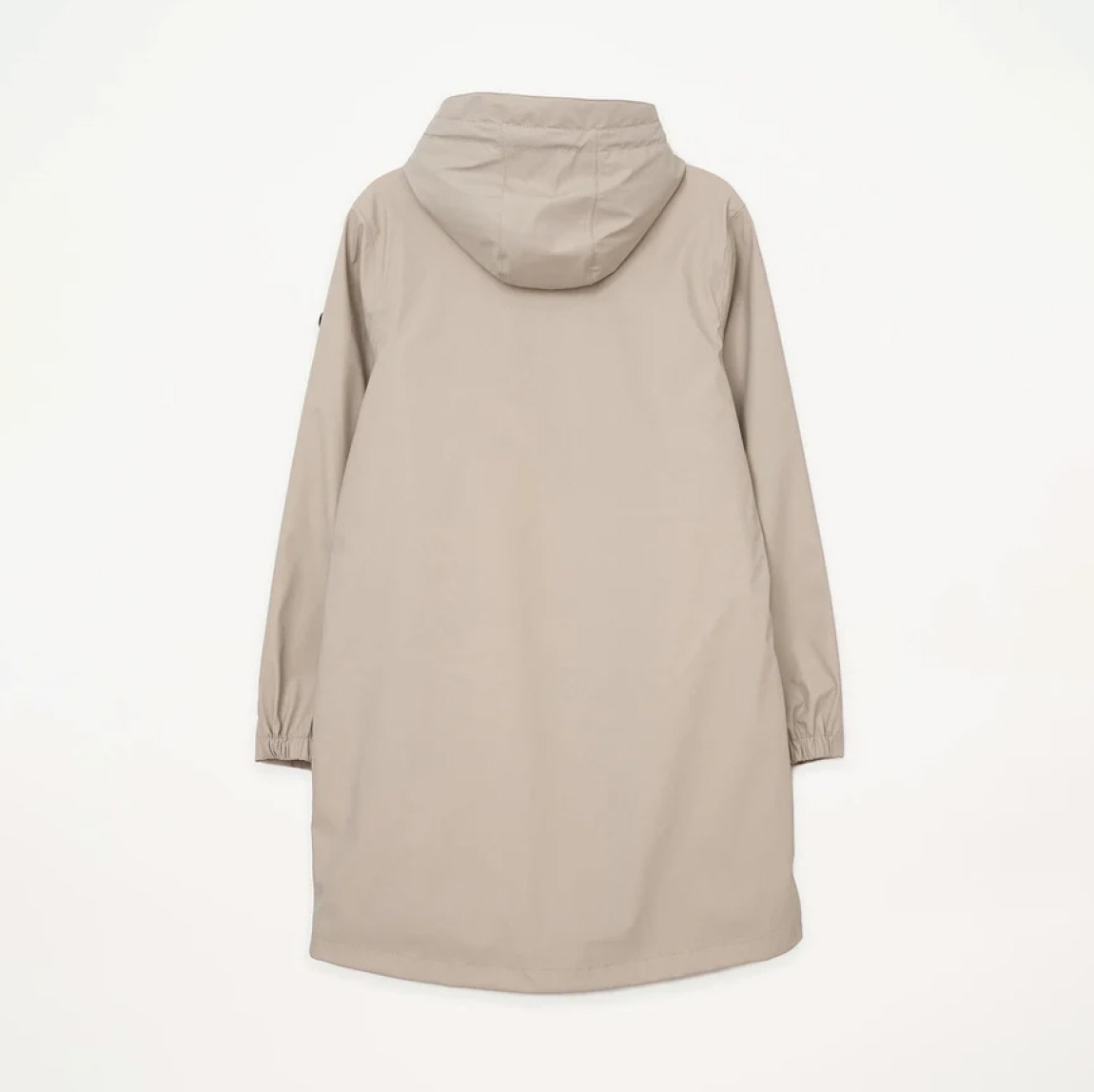 Chaqueta larga lisa de la marca Tanta, modelo VAND. Elaborado en poliuretano color gris. Chaqueta sin plumas y transpirable brinda calidez y comodidad cuando la temperatura comienza a bajar. Cuenta con todas las costuras selladas para una mayor impermeabilidad. El abrigo Vand está acabado con una cremallera frontal impermeable y los bolsillos ocultos mantienen los objetos de valor seguros y crean una la silueta suave.Se ajusta a la talla real. Chaqueta VAND ideal para esta temporada!