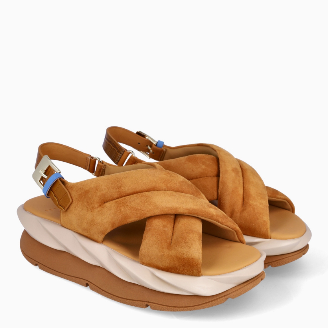 Sandalias de la marca 4CCCCEES, modelo MELLOW. Exterior de las sandalias en ante color camel y pala cruzada. Interior de las sandalias en piel color beig. Cierre con hebilla en el tobillo. Sandalias 4CCCCEES con plataforma de 4cm de altura con diseño ondulado color camel y beig. Estas sandalias 4CCCCEES MELLOW tiene el diseño perfecto entre originalidad y ligereza que te acompañará en tu día a día en esta temporada.