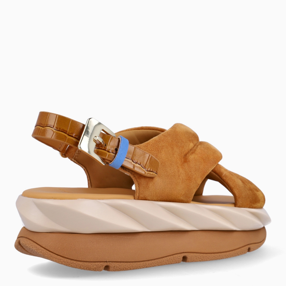 Sandalias de la marca 4CCCCEES, modelo MELLOW. Exterior de las sandalias en ante color camel y pala cruzada. Interior de las sandalias en piel color beig. Cierre con hebilla en el tobillo. Sandalias 4CCCCEES con plataforma de 4cm de altura con diseño ondulado color camel y beig. Estas sandalias 4CCCCEES MELLOW tiene el diseño perfecto entre originalidad y ligereza que te acompañará en tu día a día en esta temporada.