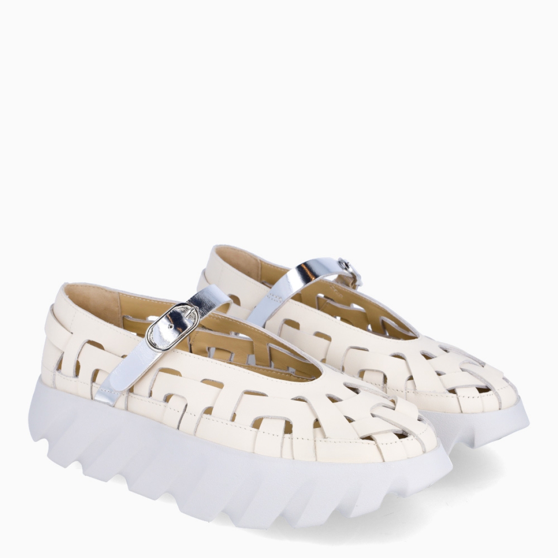 Merceditas de la marca 4CCCCEES, modelo TURA BALLET. Exterior piel trenzada color hielo. Interior en piel color beige. Cierre con hebilla en pala de color plateado. Suela dentada con plataforma con 4cm de altura. Estas merceditas 4CCCCEES TURA BALLET tienen un diseño divertido que le dará personalidad a tus looks de temporada. y sobre todo te garantizarán la máxima comodidad.