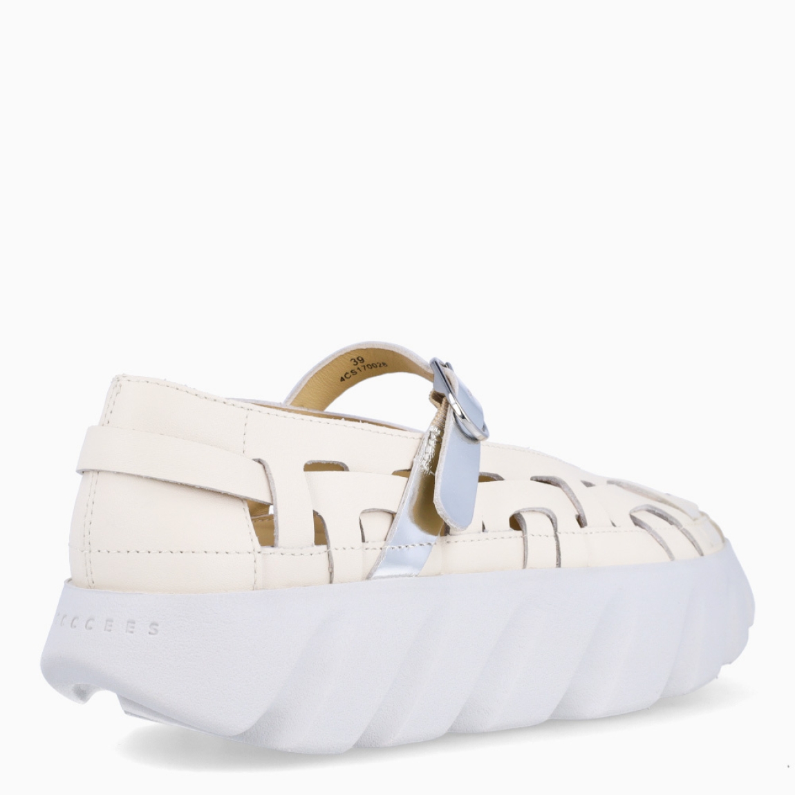 Merceditas de la marca 4CCCCEES, modelo TURA BALLET. Exterior piel trenzada color hielo. Interior en piel color beige. Cierre con hebilla en pala de color plateado. Suela dentada con plataforma con 4cm de altura. Estas merceditas 4CCCCEES TURA BALLET tienen un diseño divertido que le dará personalidad a tus looks de temporada. y sobre todo te garantizarán la máxima comodidad.