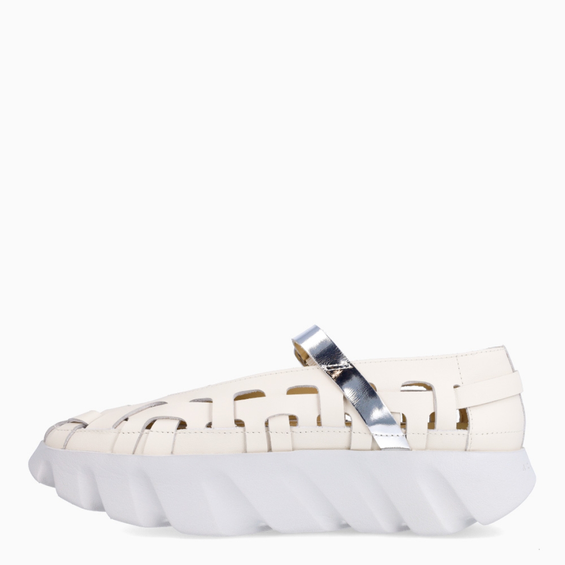 Merceditas de la marca 4CCCCEES, modelo TURA BALLET. Exterior piel trenzada color hielo. Interior en piel color beige. Cierre con hebilla en pala de color plateado. Suela dentada con plataforma con 4cm de altura. Estas merceditas 4CCCCEES TURA BALLET tienen un diseño divertido que le dará personalidad a tus looks de temporada. y sobre todo te garantizarán la máxima comodidad.