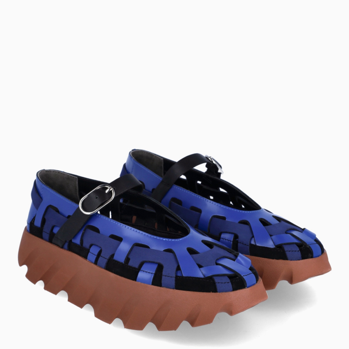 Merceditas de la marca 4CCCCEES, modelo TURA BALLET. Exterior piel trenzada color azul. Interior en piel color negro. Cierre con hebilla en pala de color negro. Suela dentada con plataforma con 4cm de altura. Estas merceditas 4CCCCEES TURA BALLET tienen un diseño divertido que le dará personalidad a tus looks de temporada. y sobre todo te garantizarán la máxima comodidad.