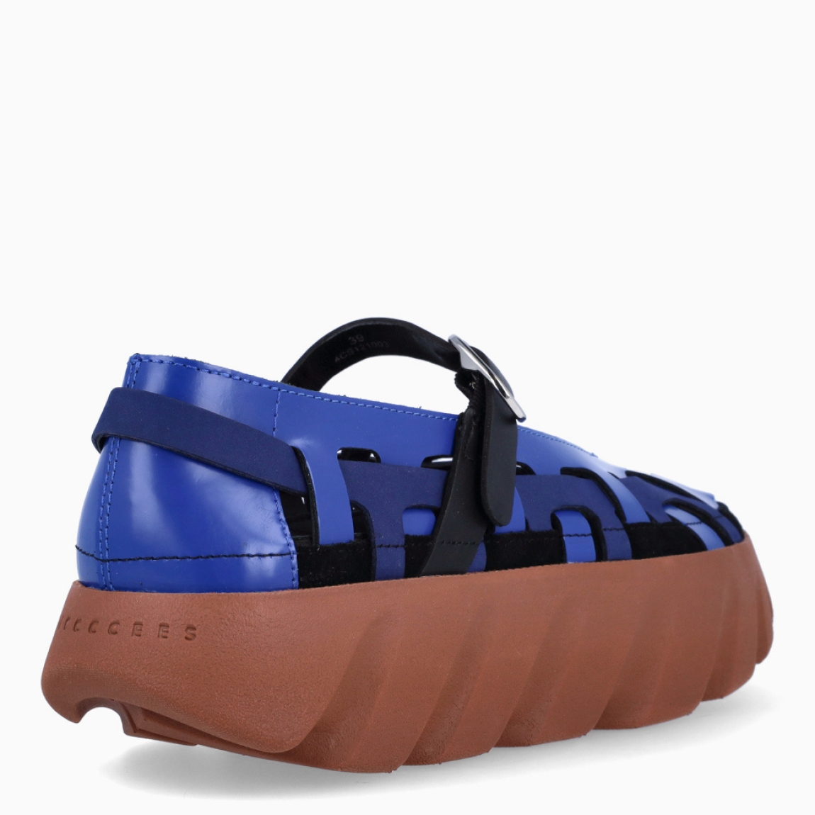 Merceditas de la marca 4CCCCEES, modelo TURA BALLET. Exterior piel trenzada color azul. Interior en piel color negro. Cierre con hebilla en pala de color negro. Suela dentada con plataforma con 4cm de altura. Estas merceditas 4CCCCEES TURA BALLET tienen un diseño divertido que le dará personalidad a tus looks de temporada. y sobre todo te garantizarán la máxima comodidad.