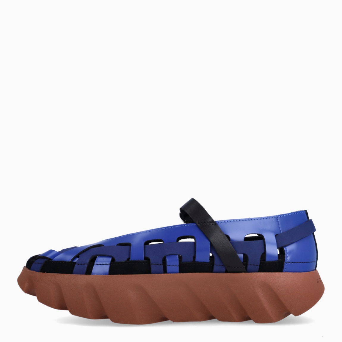 Merceditas de la marca 4CCCCEES, modelo TURA BALLET. Exterior piel trenzada color azul. Interior en piel color negro. Cierre con hebilla en pala de color negro. Suela dentada con plataforma con 4cm de altura. Estas merceditas 4CCCCEES TURA BALLET tienen un diseño divertido que le dará personalidad a tus looks de temporada. y sobre todo te garantizarán la máxima comodidad.