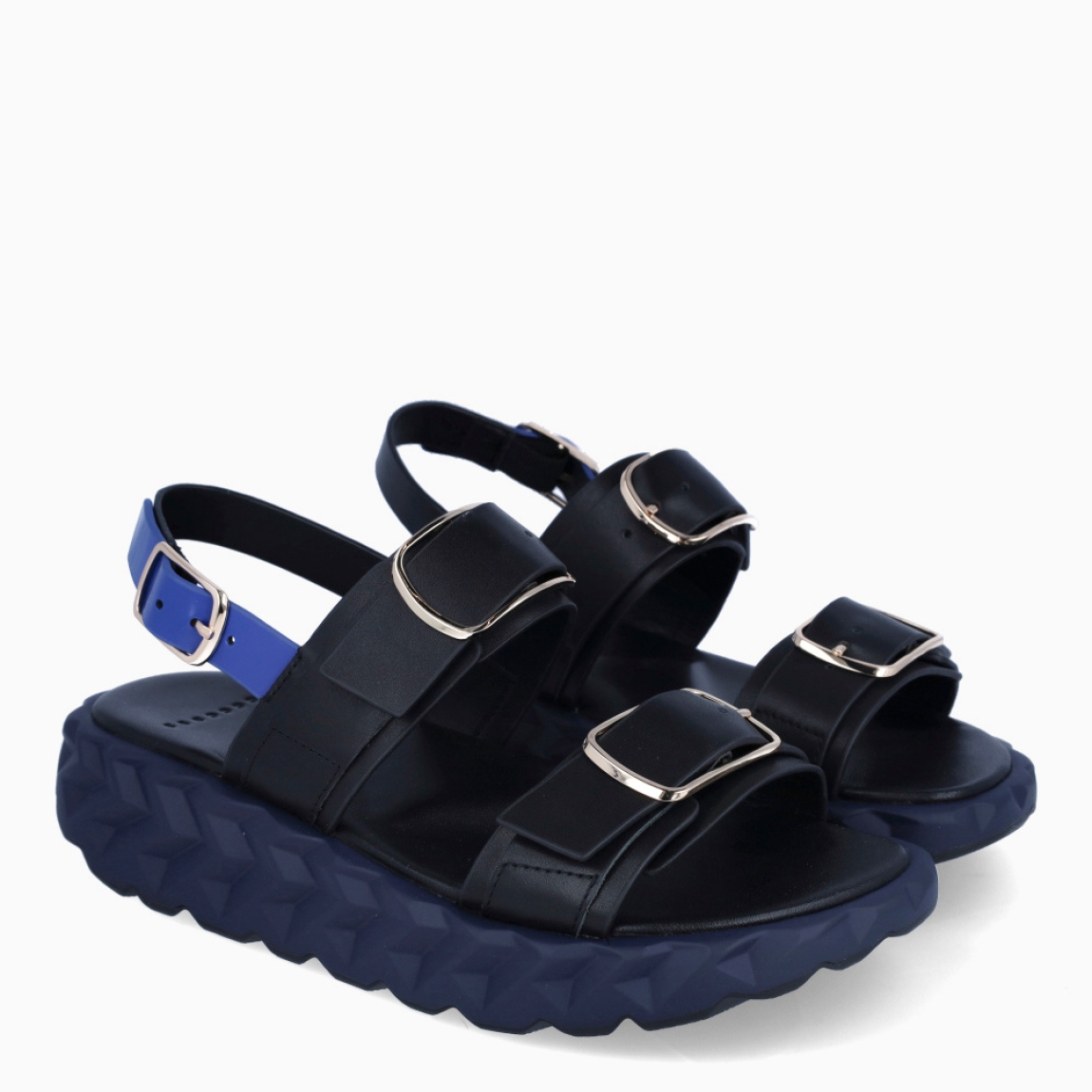 Sandalias de la marca 4CCCCEES, modelo JABARA SANDY. Sandalias elaboradas en piel de alta calidad color negro con detalle de tiras en pala y tobillo, esta de color azul. Funcional y refinado a la vez, SANDY busca elevar el estilo diario. Cierre de sandalias 4CCCCEES con tres correas ajustables, cada una con hebilla metálica, ofrece un ajuste personalizado para cada usuario. Suela de goma. Estas sandalias 4CCCCEES JARABA SANDY Y sus sofisticados herrajes transforman el zapato, dándole un toque chic y elegante. Complemento ideal para tus looks!