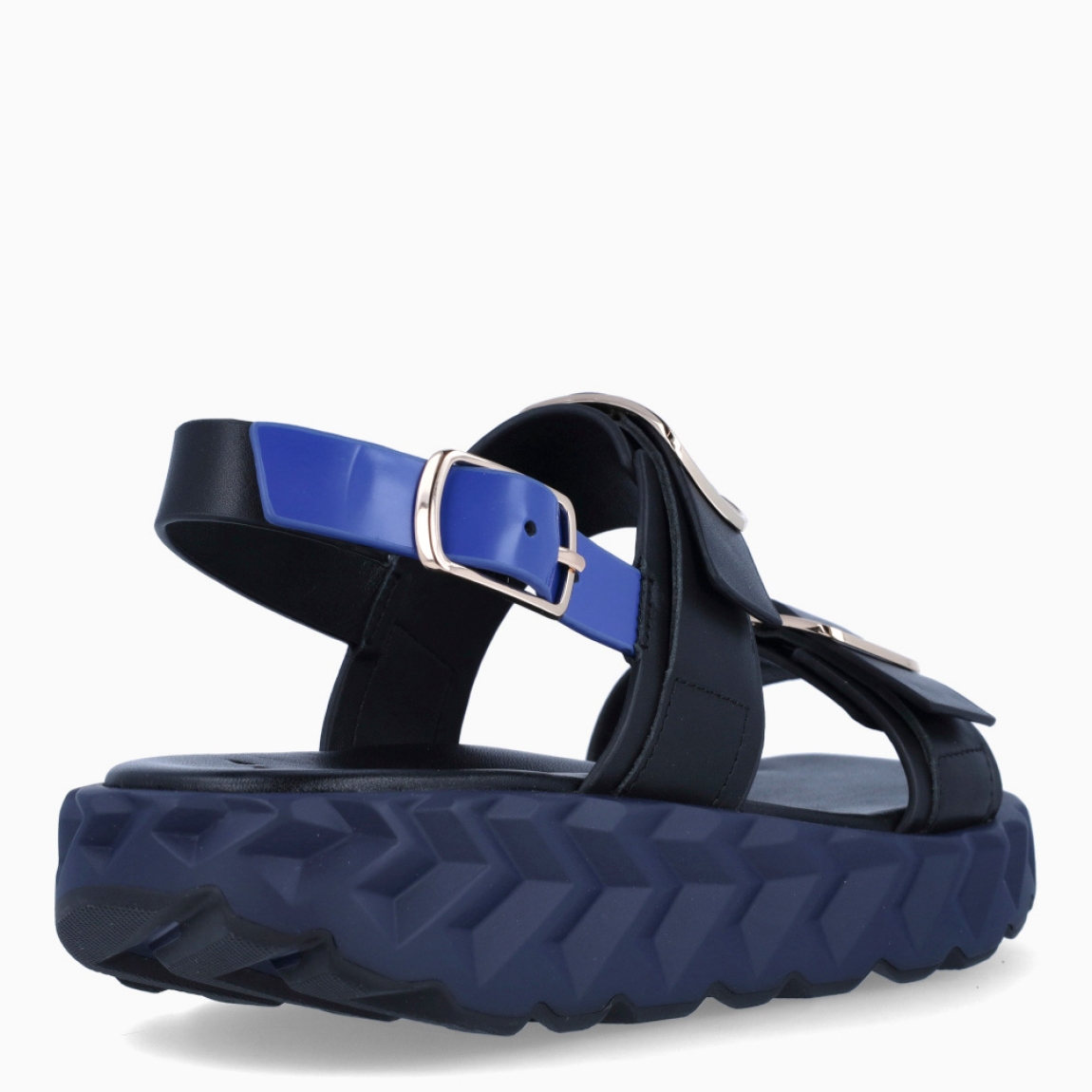 Sandalias de la marca 4CCCCEES, modelo JABARA SANDY. Sandalias elaboradas en piel de alta calidad color negro con detalle de tiras en pala y tobillo, esta de color azul. Funcional y refinado a la vez, SANDY busca elevar el estilo diario. Cierre de sandalias 4CCCCEES con tres correas ajustables, cada una con hebilla metálica, ofrece un ajuste personalizado para cada usuario. Suela de goma. Estas sandalias 4CCCCEES JARABA SANDY Y sus sofisticados herrajes transforman el zapato, dándole un toque chic y elegante. Complemento ideal para tus looks!