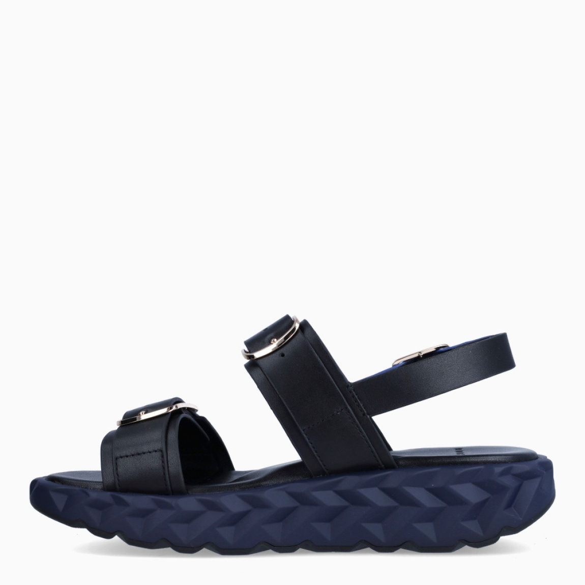 Sandalias de la marca 4CCCCEES, modelo JABARA SANDY. Sandalias elaboradas en piel de alta calidad color negro con detalle de tiras en pala y tobillo, esta de color azul. Funcional y refinado a la vez, SANDY busca elevar el estilo diario. Cierre de sandalias 4CCCCEES con tres correas ajustables, cada una con hebilla metálica, ofrece un ajuste personalizado para cada usuario. Suela de goma. Estas sandalias 4CCCCEES JARABA SANDY Y sus sofisticados herrajes transforman el zapato, dándole un toque chic y elegante. Complemento ideal para tus looks!