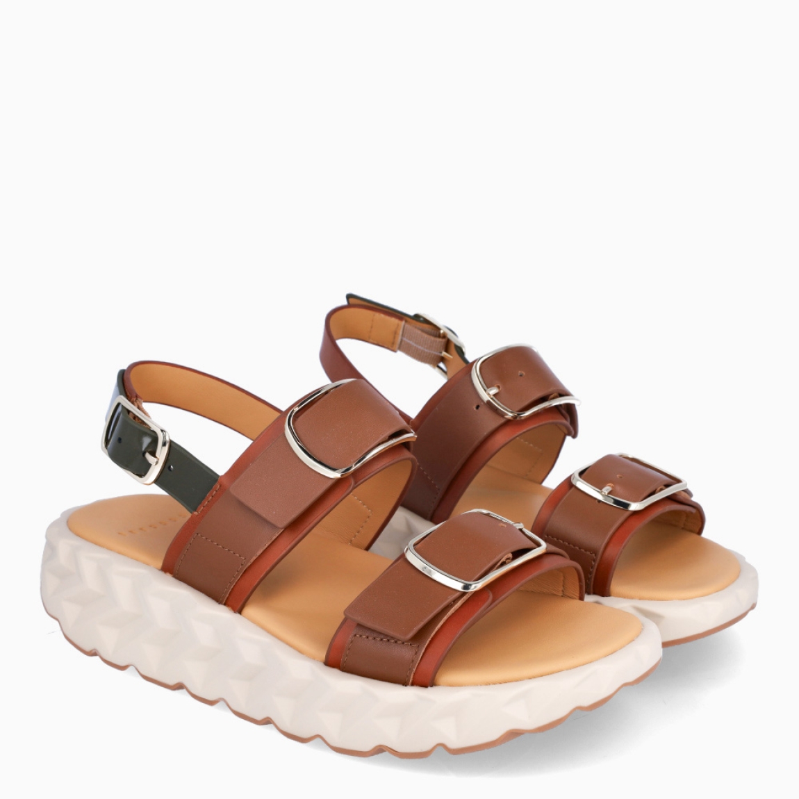 Sandalias de la marca 4CCCCEES, modelo JABARA SANDY. Sandalias elaboradas en piel de alta calidad color marrón con detalle de tiras en pala y tobillo, esta de color negro. Funcional y refinado a la vez, SANDY busca elevar el estilo diario. Cierre de sandalias 4CCCCEES con tres correas ajustables, cada una con hebilla metálica, ofrece un ajuste personalizado para cada usuario. Suela de goma. Estas sandalias 4CCCCEES JARABA SANDY Y sus sofisticados herrajes transforman el zapato, dándole un toque chic y elegante. Complemento ideal para tus looks!