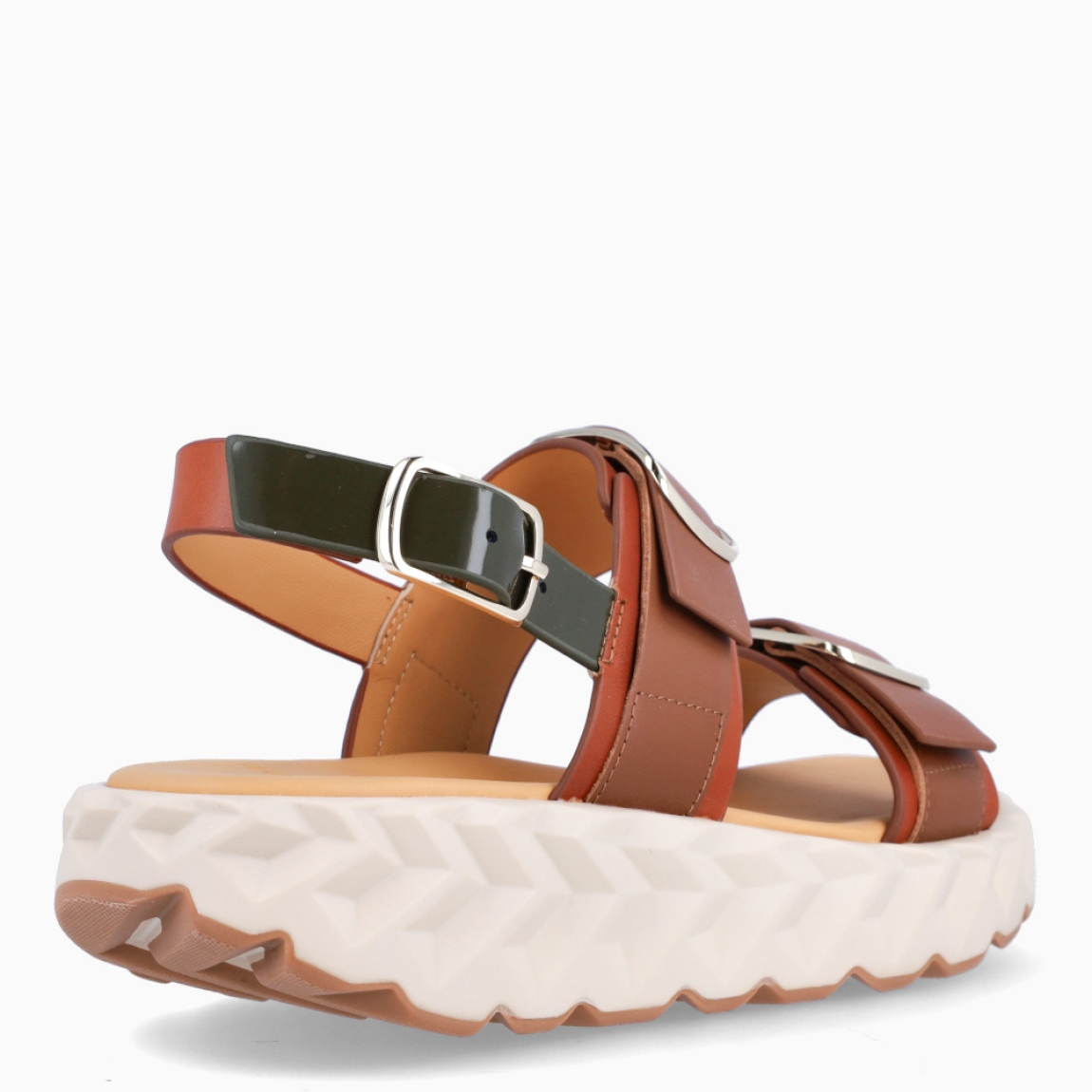 Sandalias de la marca 4CCCCEES, modelo JABARA SANDY. Sandalias elaboradas en piel de alta calidad color marrón con detalle de tiras en pala y tobillo, esta de color negro. Funcional y refinado a la vez, SANDY busca elevar el estilo diario. Cierre de sandalias 4CCCCEES con tres correas ajustables, cada una con hebilla metálica, ofrece un ajuste personalizado para cada usuario. Suela de goma. Estas sandalias 4CCCCEES JARABA SANDY Y sus sofisticados herrajes transforman el zapato, dándole un toque chic y elegante. Complemento ideal para tus looks!