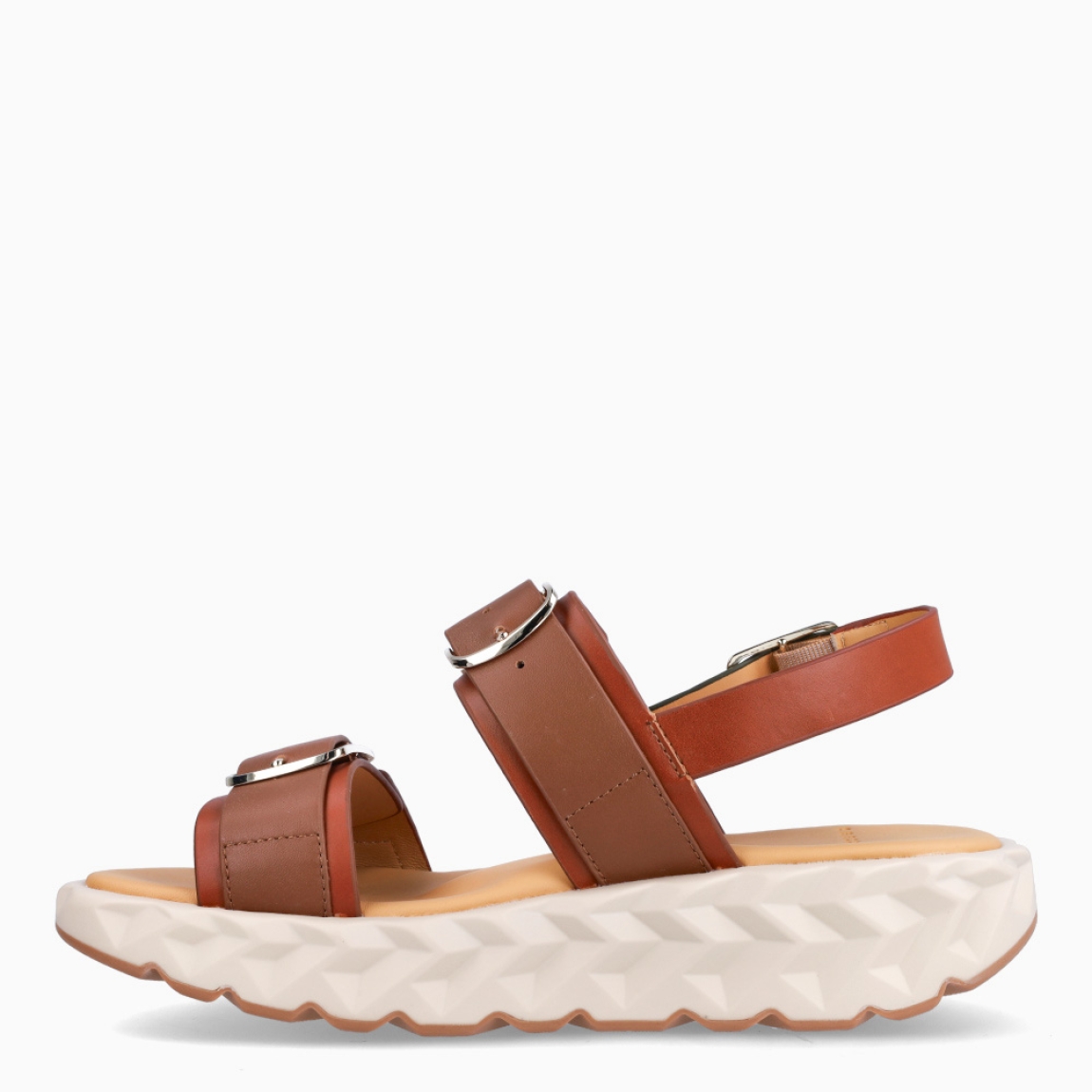 Sandalias de la marca 4CCCCEES, modelo JABARA SANDY. Sandalias elaboradas en piel de alta calidad color marrón con detalle de tiras en pala y tobillo, esta de color negro. Funcional y refinado a la vez, SANDY busca elevar el estilo diario. Cierre de sandalias 4CCCCEES con tres correas ajustables, cada una con hebilla metálica, ofrece un ajuste personalizado para cada usuario. Suela de goma. Estas sandalias 4CCCCEES JARABA SANDY Y sus sofisticados herrajes transforman el zapato, dándole un toque chic y elegante. Complemento ideal para tus looks!