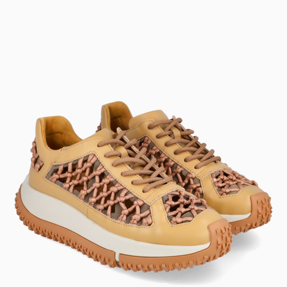 Deportivas de la marca 4CCCCEES, modelo KAPOK LINK. Deportivas elaboradas en piel trenzada estilo cuerda color beige. Con una construcción intrincadamente diseñada para permitir el máximo movimiento, LINK se adapta al ritmo texturizado de las puntas de la suela KAPOK. Cierre de deportivas 4CCCCEES con cordones color camel. Sueña con plataforma alta. Estas 4CCCCEES KAPOK LINK cuenta con un diseño ligero y abierto lo convierte en la opción ideal para el verano.