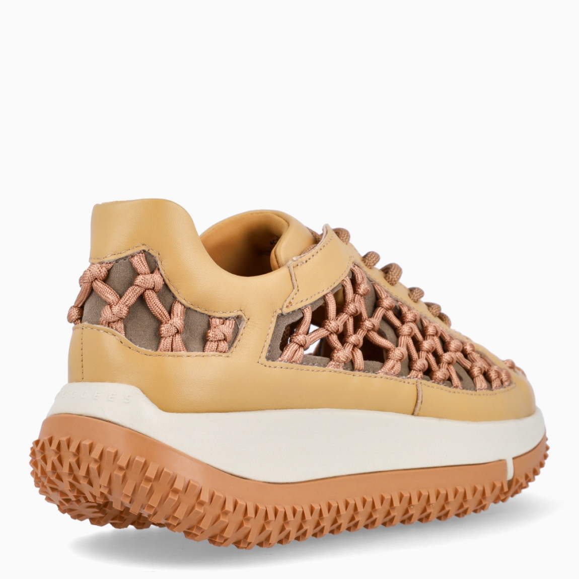 Deportivas de la marca 4CCCCEES, modelo KAPOK LINK. Deportivas elaboradas en piel trenzada estilo cuerda color beige. Con una construcción intrincadamente diseñada para permitir el máximo movimiento, LINK se adapta al ritmo texturizado de las puntas de la suela KAPOK. Cierre de deportivas 4CCCCEES con cordones color camel. Sueña con plataforma alta. Estas 4CCCCEES KAPOK LINK cuenta con un diseño ligero y abierto lo convierte en la opción ideal para el verano.