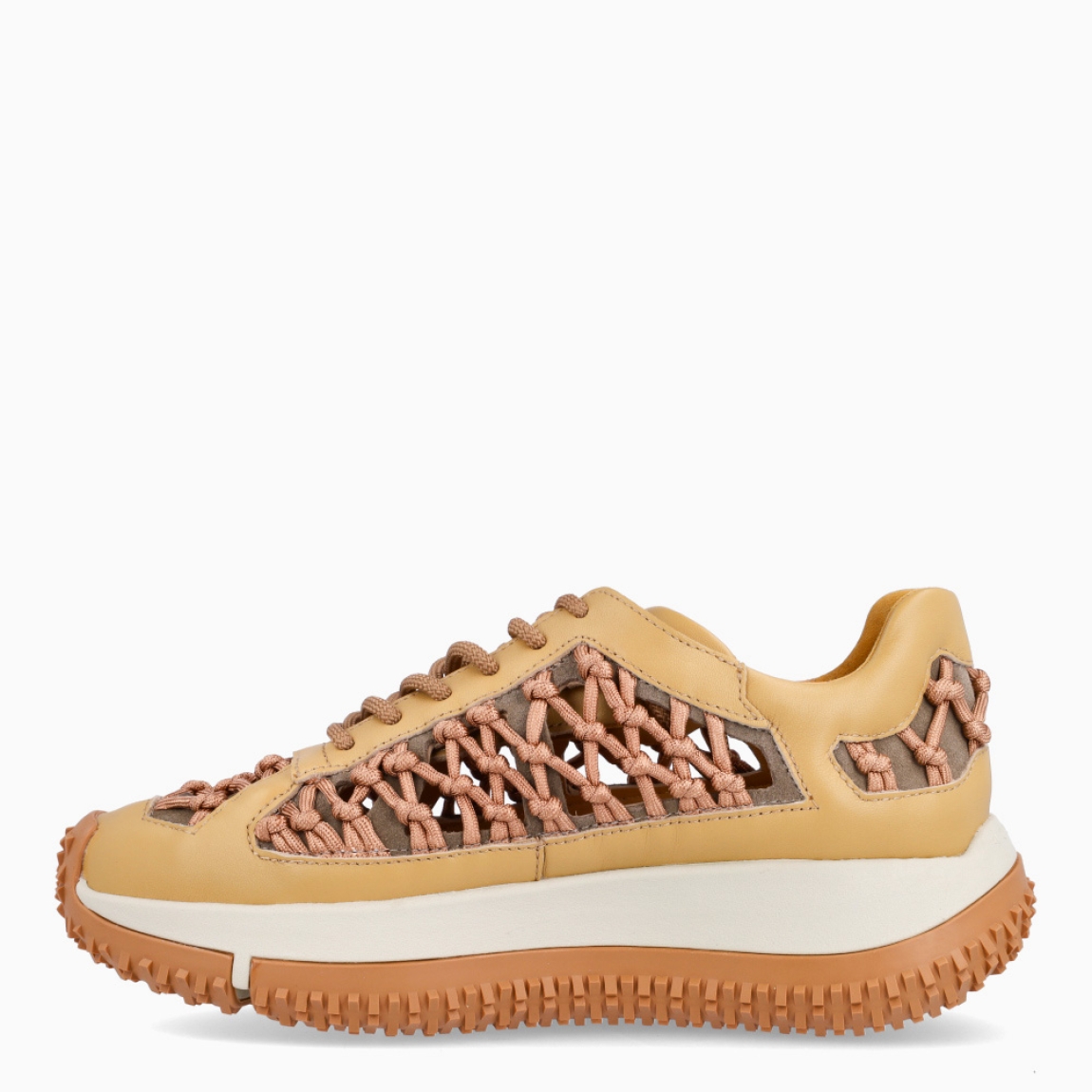 Deportivas de la marca 4CCCCEES, modelo KAPOK LINK. Deportivas elaboradas en piel trenzada estilo cuerda color beige. Con una construcción intrincadamente diseñada para permitir el máximo movimiento, LINK se adapta al ritmo texturizado de las puntas de la suela KAPOK. Cierre de deportivas 4CCCCEES con cordones color camel. Sueña con plataforma alta. Estas 4CCCCEES KAPOK LINK cuenta con un diseño ligero y abierto lo convierte en la opción ideal para el verano.