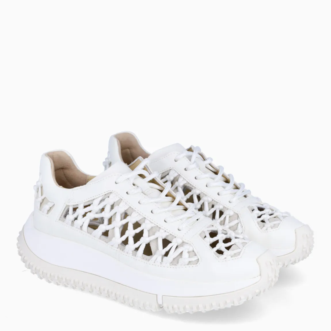 Deportivas de la marca 4CCCCEES, modelo KAPOK LINK. Deportivas elaboradas en piel trenzada estilo cuerda color blanco. Con una construcción intrincadamente diseñada para permitir el máximo movimiento, LINK se adapta al ritmo texturizado de las puntas de la suela KAPOK. Cierre de deportivas 4CCCCEES con cordones color camel. Sueña con plataforma alta. Estas 4CCCCEES KAPOK LINK cuenta con un diseño ligero y abierto lo convierte en la opción ideal para el verano.