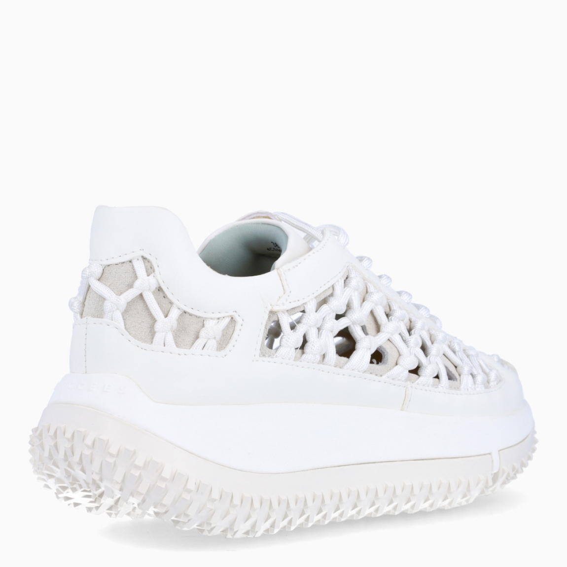 Deportivas de la marca 4CCCCEES, modelo KAPOK LINK. Deportivas elaboradas en piel trenzada estilo cuerda color blanco. Con una construcción intrincadamente diseñada para permitir el máximo movimiento, LINK se adapta al ritmo texturizado de las puntas de la suela KAPOK. Cierre de deportivas 4CCCCEES con cordones color camel. Sueña con plataforma alta. Estas 4CCCCEES KAPOK LINK cuenta con un diseño ligero y abierto lo convierte en la opción ideal para el verano.