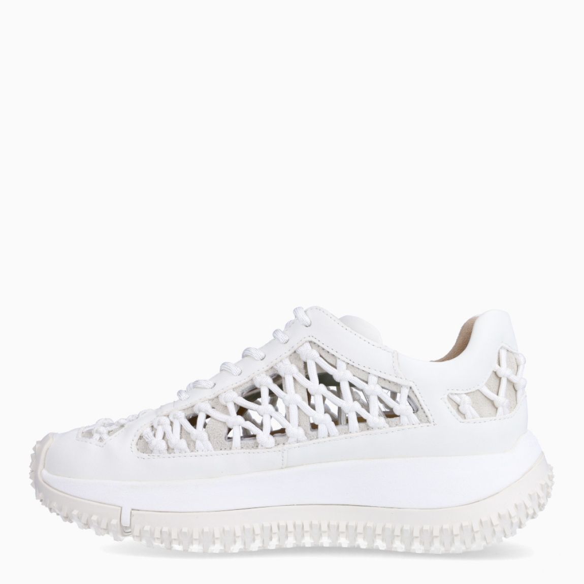 Deportivas de la marca 4CCCCEES, modelo KAPOK LINK. Deportivas elaboradas en piel trenzada estilo cuerda color blanco. Con una construcción intrincadamente diseñada para permitir el máximo movimiento, LINK se adapta al ritmo texturizado de las puntas de la suela KAPOK. Cierre de deportivas 4CCCCEES con cordones color camel. Sueña con plataforma alta. Estas 4CCCCEES KAPOK LINK cuenta con un diseño ligero y abierto lo convierte en la opción ideal para el verano.