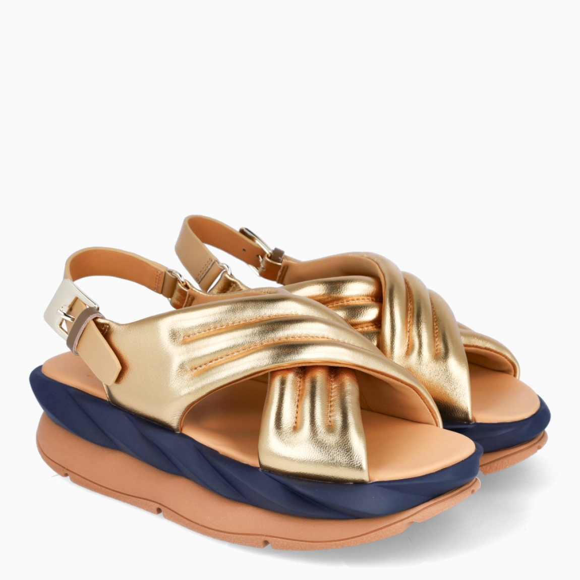 Sandalias de la marca 4CCCCEES, modelo MELLOW MANA. Sandalias elaboradas en piel acolchada color oro, con dos tiras cruzadas en pala. Sandalias con sutiles detalles, MANA ofrece una comodidad superior. Las tiras acolchadas, decoradas con costuras visibles, realzan la forma acolchada de este diseño, a la vez que se mantienen fieles a la creatividad y el dinamismo de la marca. Cierre con hebilla en tobillo. Suela de goma con efecto ondas. Sandalias 4CCCCEES MELLOW MANA, ideales para ti!