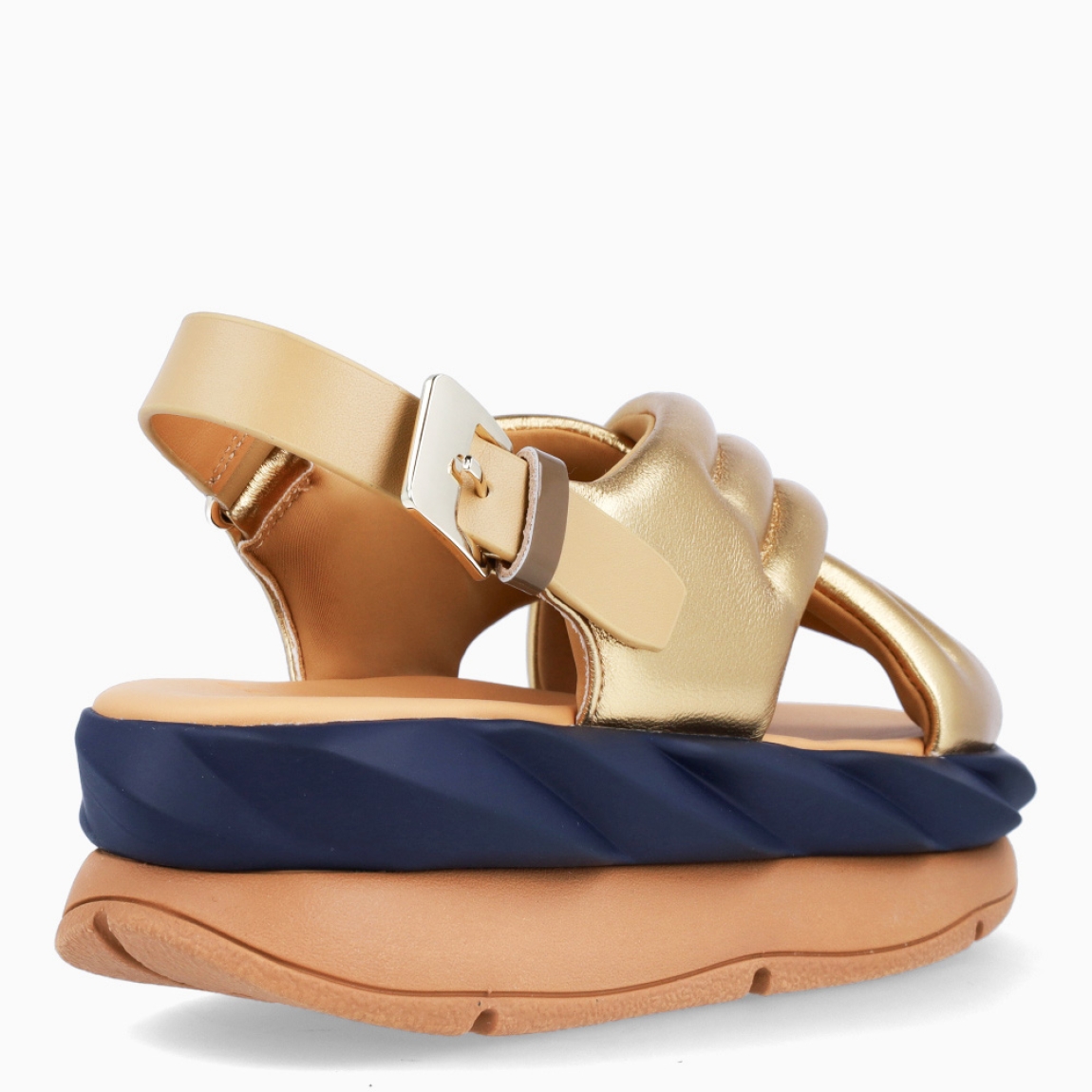 Sandalias de la marca 4CCCCEES, modelo MELLOW MANA. Sandalias elaboradas en piel acolchada color oro, con dos tiras cruzadas en pala. Sandalias con sutiles detalles, MANA ofrece una comodidad superior. Las tiras acolchadas, decoradas con costuras visibles, realzan la forma acolchada de este diseño, a la vez que se mantienen fieles a la creatividad y el dinamismo de la marca. Cierre con hebilla en tobillo. Suela de goma con efecto ondas. Sandalias 4CCCCEES MELLOW MANA, ideales para ti!