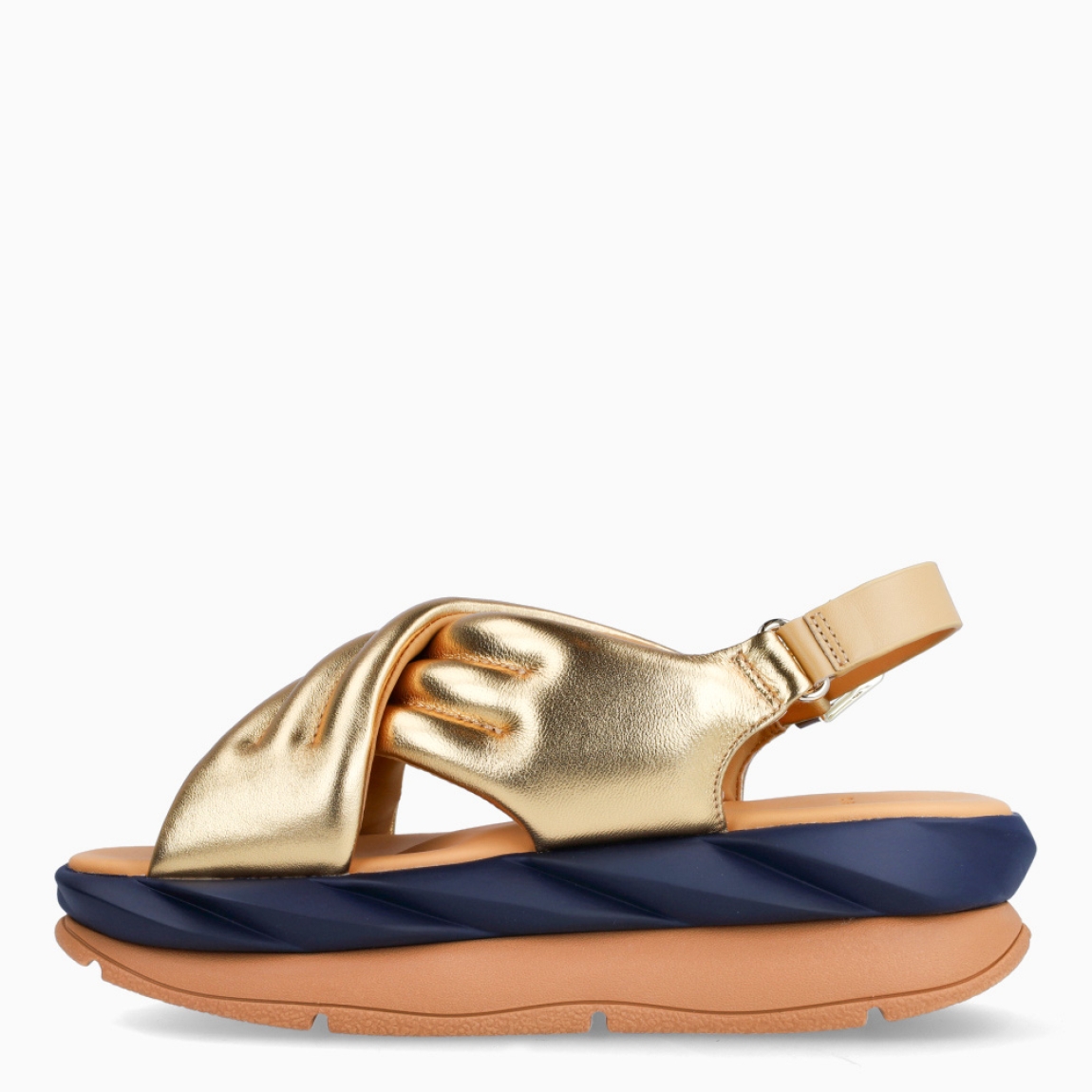 Sandalias de la marca 4CCCCEES, modelo MELLOW MANA. Sandalias elaboradas en piel acolchada color oro, con dos tiras cruzadas en pala. Sandalias con sutiles detalles, MANA ofrece una comodidad superior. Las tiras acolchadas, decoradas con costuras visibles, realzan la forma acolchada de este diseño, a la vez que se mantienen fieles a la creatividad y el dinamismo de la marca. Cierre con hebilla en tobillo. Suela de goma con efecto ondas. Sandalias 4CCCCEES MELLOW MANA, ideales para ti!