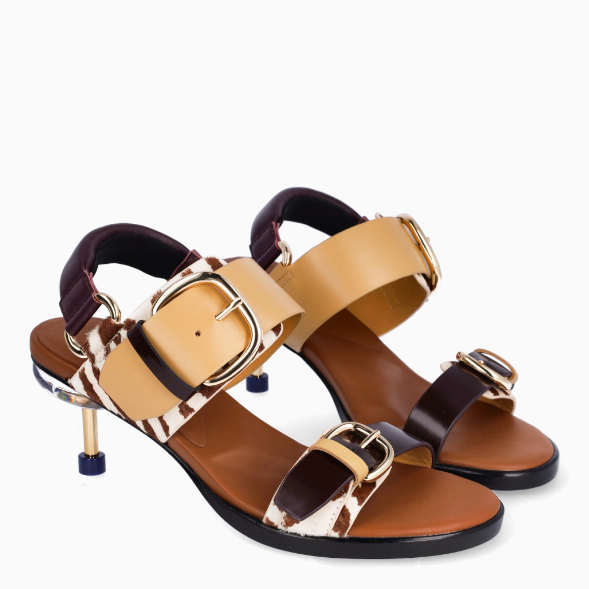 Sandalias de la marca 4CCCCEES, modelo OSHA LINE MID. Sanadalias elaboradas en piel color beig con estampado de cebra y tiras en pala. Cierre de las sandalias 4CCCCEES con hebillas. Estas sandalias tienen una versatilidad para el día y la noche, el stiletto LINE MID mantiene la comodidad gracias a su acolchado integrado y prácticos cierres. Suela con un tacón de 6cm de altura, en donde el stiletto OSHA se inspira en el movimiento y la dispersión de las gotas de agua. Este diseño de 4CCCCEES OSHA LINE MID es moderno y sofisticado, diseño ideal para t!