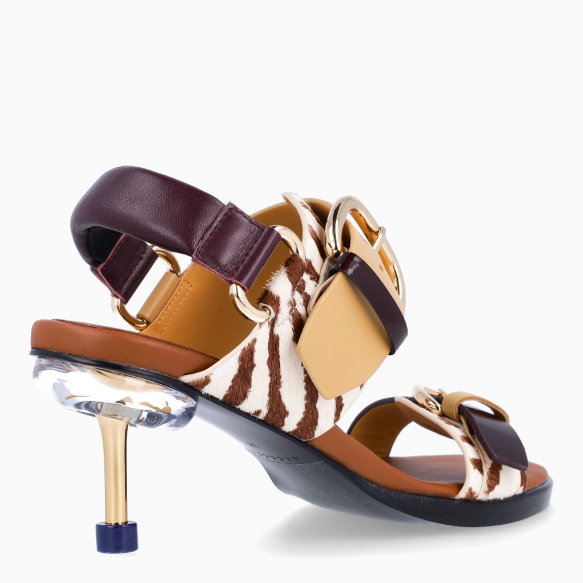Sandalias de la marca 4CCCCEES, modelo OSHA LINE MID. Sanadalias elaboradas en piel color beig con estampado de cebra y tiras en pala. Cierre de las sandalias 4CCCCEES con hebillas. Estas sandalias tienen una versatilidad para el día y la noche, el stiletto LINE MID mantiene la comodidad gracias a su acolchado integrado y prácticos cierres. Suela con un tacón de 6cm de altura, en donde el stiletto OSHA se inspira en el movimiento y la dispersión de las gotas de agua. Este diseño de 4CCCCEES OSHA LINE MID es moderno y sofisticado, diseño ideal para t!