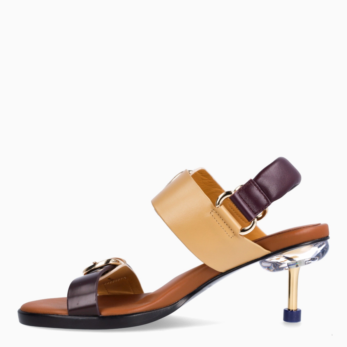 Sandalias de la marca 4CCCCEES, modelo OSHA LINE MID. Sanadalias elaboradas en piel color beig con estampado de cebra y tiras en pala. Cierre de las sandalias 4CCCCEES con hebillas. Estas sandalias tienen una versatilidad para el día y la noche, el stiletto LINE MID mantiene la comodidad gracias a su acolchado integrado y prácticos cierres. Suela con un tacón de 6cm de altura, en donde el stiletto OSHA se inspira en el movimiento y la dispersión de las gotas de agua. Este diseño de 4CCCCEES OSHA LINE MID es moderno y sofisticado, diseño ideal para t!