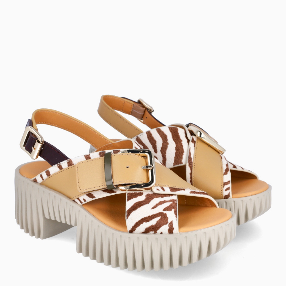 Sandalias de la marca 4CCCCEES, modelo PLIA JUNO. Sandalias elaboradas en piel con estampado animal print de cebra y beige. Con una silueta discreta y detalles divertidos, la sandalia JUNO de tiras anchas cruzadas es ideal para ocasiones formales o informales. Los vibrantes toques de color y las llamativas hebillas metálicas dan vida al diseño, demostrando una vez más la capacidad de la marca para combinar comodidad y estilo a la perfección. Modelo PLIA JUNO con cierre en hebilla, en pala y talón para mayor ajuste. Plataforma con suela dentada simulando bloques tallados con tacón de 6cm de altura. Este modelo 4CCCCEES PLIA JUNO, es una reinterpretación vanguardista de los tradicionales zuecos con una interpretación exquisita y moderna de una silueta clásica.