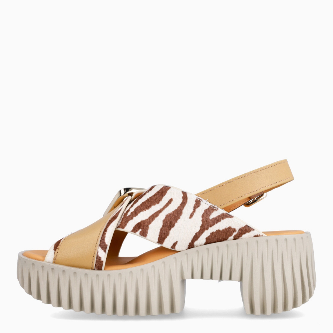 Sandalias de la marca 4CCCCEES, modelo PLIA JUNO. Sandalias elaboradas en piel con estampado animal print de cebra y beige. Con una silueta discreta y detalles divertidos, la sandalia JUNO de tiras anchas cruzadas es ideal para ocasiones formales o informales. Los vibrantes toques de color y las llamativas hebillas metálicas dan vida al diseño, demostrando una vez más la capacidad de la marca para combinar comodidad y estilo a la perfección. Modelo PLIA JUNO con cierre en hebilla, en pala y talón para mayor ajuste. Plataforma con suela dentada simulando bloques tallados con tacón de 6cm de altura. Este modelo 4CCCCEES PLIA JUNO, es una reinterpretación vanguardista de los tradicionales zuecos con una interpretación exquisita y moderna de una silueta clásica.