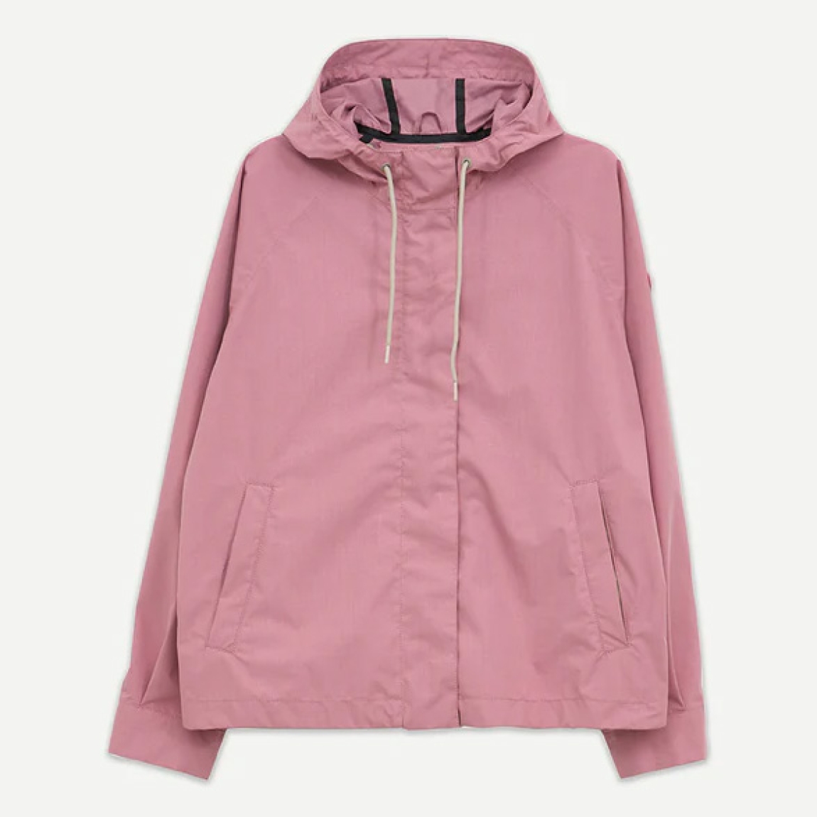 Chaqueta impermeable corta de la marca Tanta, modelo DHUDA. Chaqueta Tanta de corte holgado está confeccionada con un tejido de mezcla de algodón impermeable color rosa. Este material atemporal es transpirable y resistente al viento. Los detalles de la prenda incluyen costuras selladas, mangas raglán, una cremallera de doble cursor y cierres a presión ocultos. Su elegante silueta en línea A de esta chaqueta Tanta DUDHA cuenta con aberturas laterales redondeadas para un look más femenino. Una prenda indispensable en tu armario esta temporada!