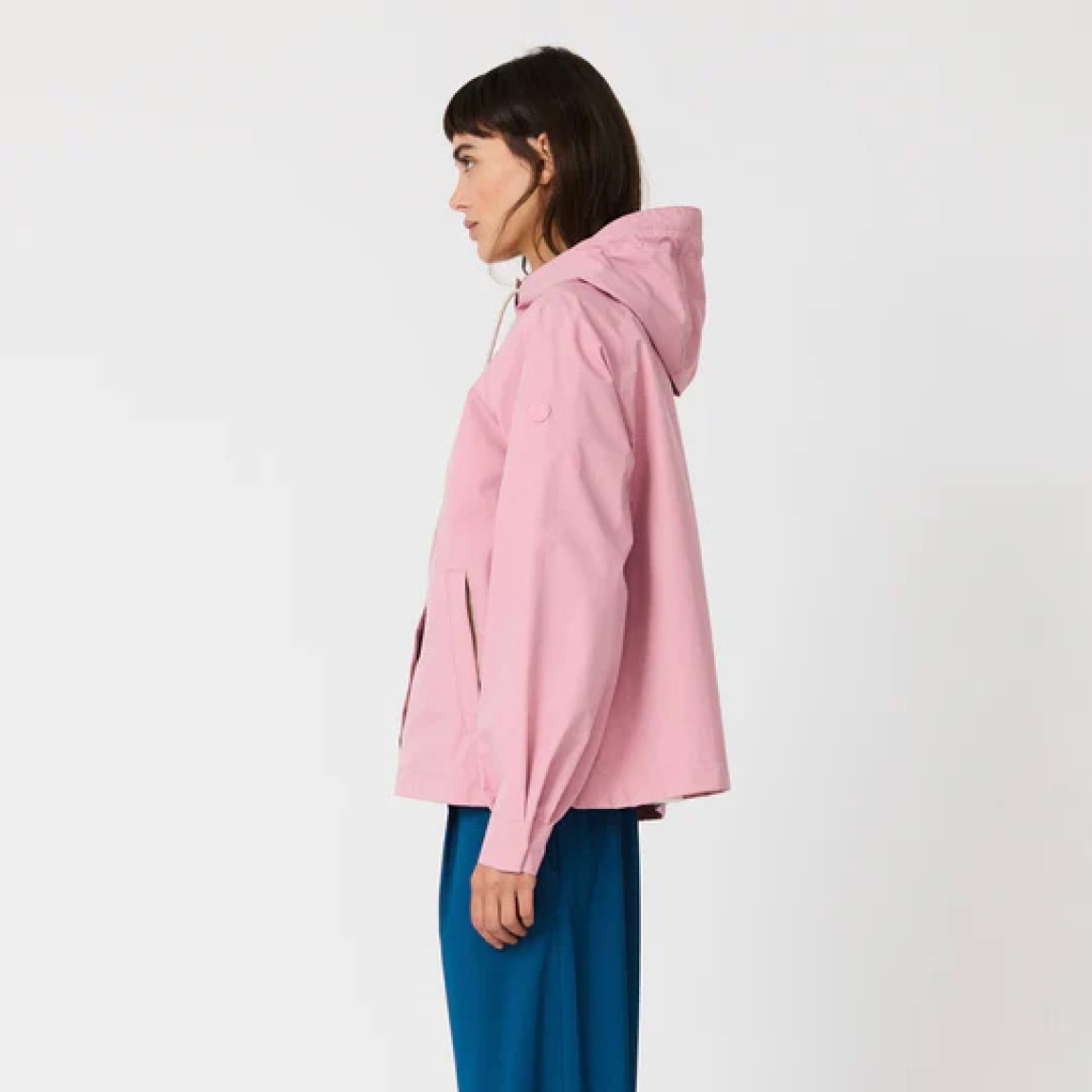Chaqueta impermeable corta de la marca Tanta, modelo DHUDA. Chaqueta Tanta de corte holgado está confeccionada con un tejido de mezcla de algodón impermeable color rosa. Este material atemporal es transpirable y resistente al viento. Los detalles de la prenda incluyen costuras selladas, mangas raglán, una cremallera de doble cursor y cierres a presión ocultos. Su elegante silueta en línea A de esta chaqueta Tanta DUDHA cuenta con aberturas laterales redondeadas para un look más femenino. Una prenda indispensable en tu armario esta temporada!
