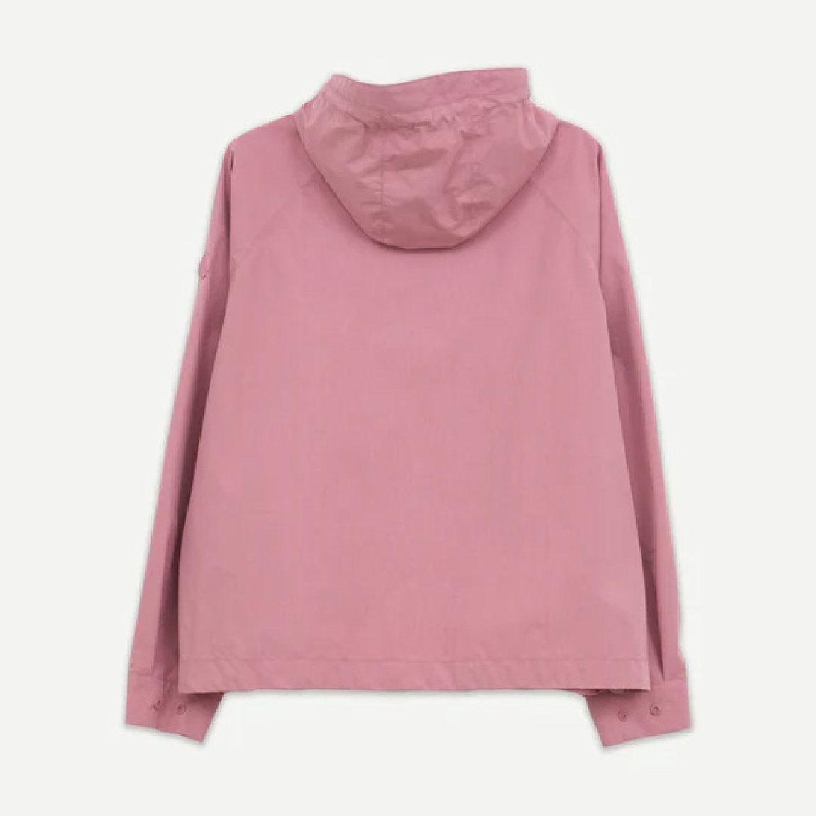 Chaqueta impermeable corta de la marca Tanta, modelo DHUDA. Chaqueta Tanta de corte holgado está confeccionada con un tejido de mezcla de algodón impermeable color rosa. Este material atemporal es transpirable y resistente al viento. Los detalles de la prenda incluyen costuras selladas, mangas raglán, una cremallera de doble cursor y cierres a presión ocultos. Su elegante silueta en línea A de esta chaqueta Tanta DUDHA cuenta con aberturas laterales redondeadas para un look más femenino. Una prenda indispensable en tu armario esta temporada!
