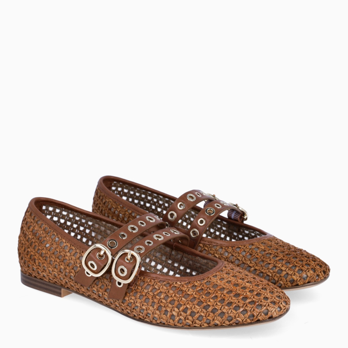 Merceditas de la marca Tamaris, modelo HARRY. Elaboradas en ecopiel con efecto rejilla color marrón. Interior en piel colo marrón. Cierre de merceditas Tamaris con doble hebilla en pala. Suela plana de goma. Merceditas Tamaris HARRY ideales para esta temporada!