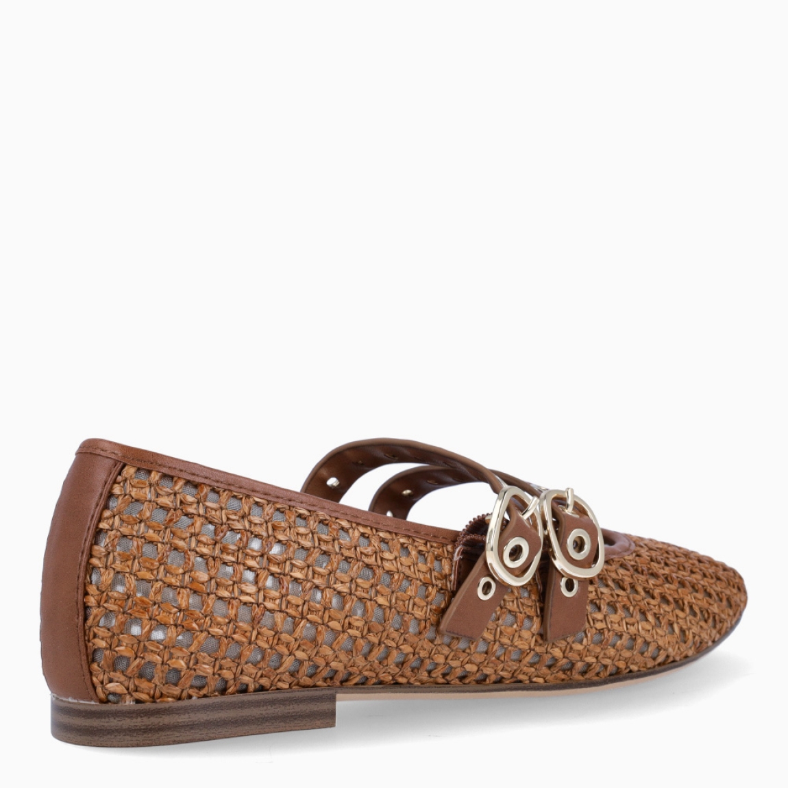 Merceditas de la marca Tamaris, modelo HARRY. Elaboradas en ecopiel con efecto rejilla color marrón. Interior en piel colo marrón. Cierre de merceditas Tamaris con doble hebilla en pala. Suela plana de goma. Merceditas Tamaris HARRY ideales para esta temporada!