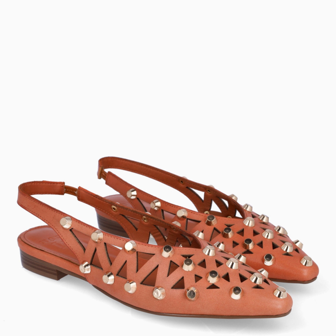Salones de la marca LAGUM, modelo DOURA. Elaborados en piel color naranja con efecto troquelado y detalles de techuelas doradas en toda la pala. Salones destalonados con punta lápiz. Salones LAGUM con cierre de gomas elásticas. Salones LAGUM DOURA, complemento ideal para darle estilo y comodidad a tus looks de temporada!