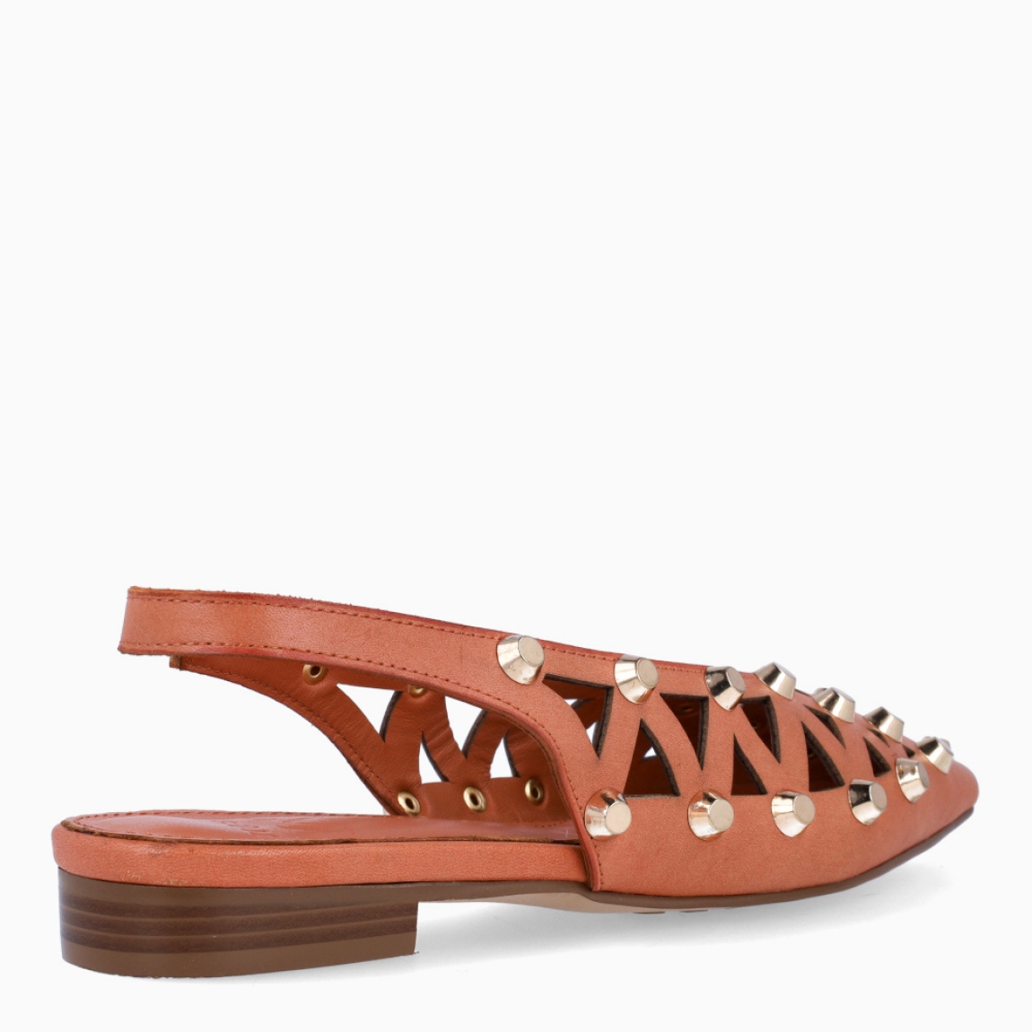 Salones de la marca LAGUM, modelo DOURA. Elaborados en piel color naranja con efecto troquelado y detalles de techuelas doradas en toda la pala. Salones destalonados con punta lápiz. Salones LAGUM con cierre de gomas elásticas. Salones LAGUM DOURA, complemento ideal para darle estilo y comodidad a tus looks de temporada!