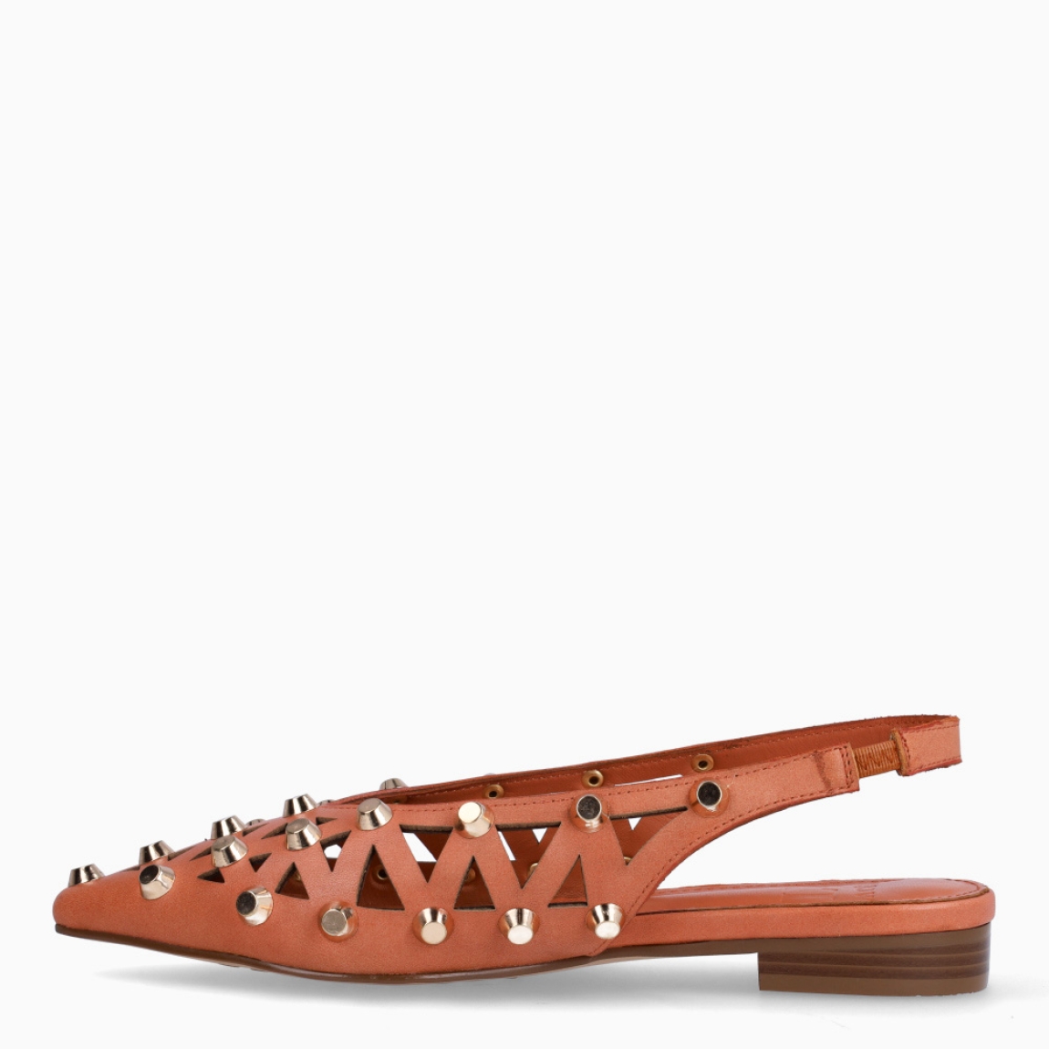 Salones de la marca LAGUM, modelo DOURA. Elaborados en piel color naranja con efecto troquelado y detalles de techuelas doradas en toda la pala. Salones destalonados con punta lápiz. Salones LAGUM con cierre de gomas elásticas. Salones LAGUM DOURA, complemento ideal para darle estilo y comodidad a tus looks de temporada!