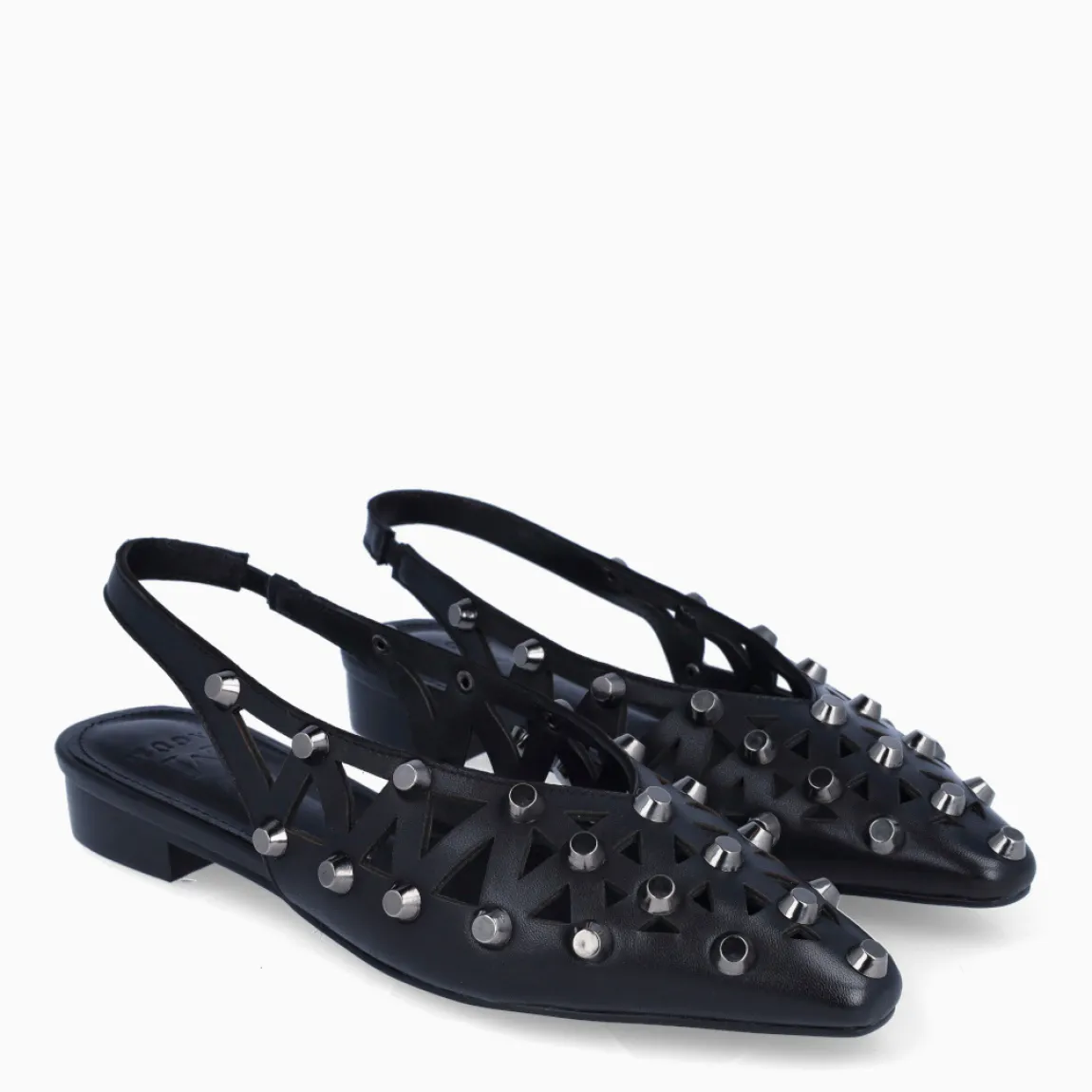 Salones de la marca LAGUM, modelo DOURA. Elaborados en piel color negro con efecto troquelado y detalles de techuelas plateadas en toda la pala. Salones destalonados con punta lápiz. Salones LAGUM con cierre de gomas elásticas. Salones LAGUM DOURA, complemento ideal para darle estilo y comodidad a tus looks de temporada!