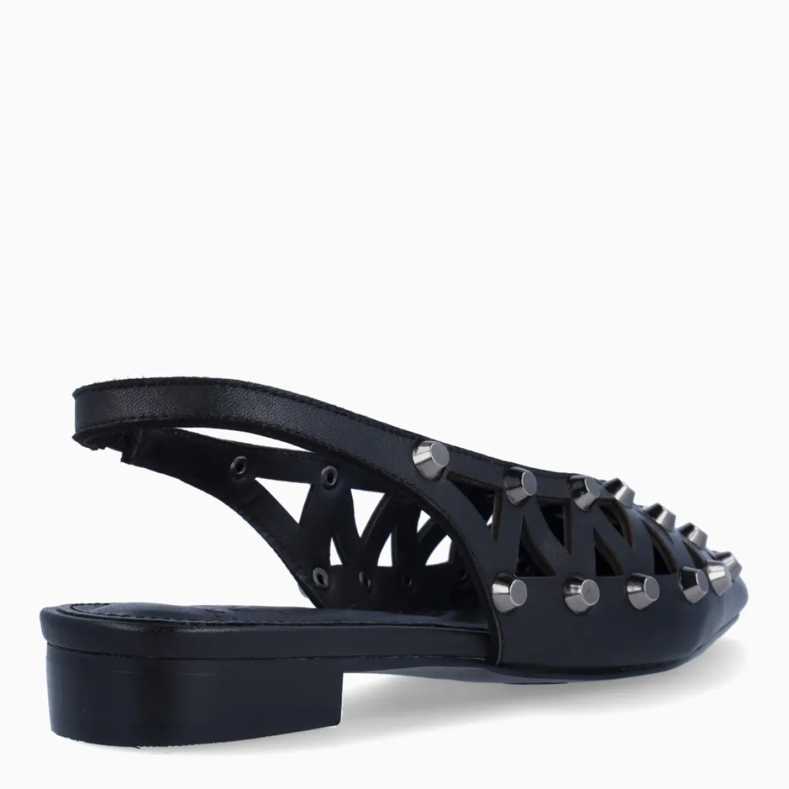 Salones de la marca LAGUM, modelo DOURA. Elaborados en piel color negro con efecto troquelado y detalles de techuelas plateadas en toda la pala. Salones destalonados con punta lápiz. Salones LAGUM con cierre de gomas elásticas. Salones LAGUM DOURA, complemento ideal para darle estilo y comodidad a tus looks de temporada!