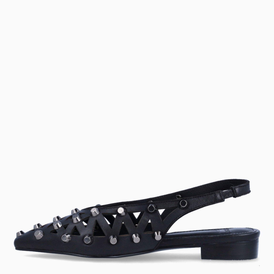 Salones de la marca LAGUM, modelo DOURA. Elaborados en piel color negro con efecto troquelado y detalles de techuelas plateadas en toda la pala. Salones destalonados con punta lápiz. Salones LAGUM con cierre de gomas elásticas. Salones LAGUM DOURA, complemento ideal para darle estilo y comodidad a tus looks de temporada!