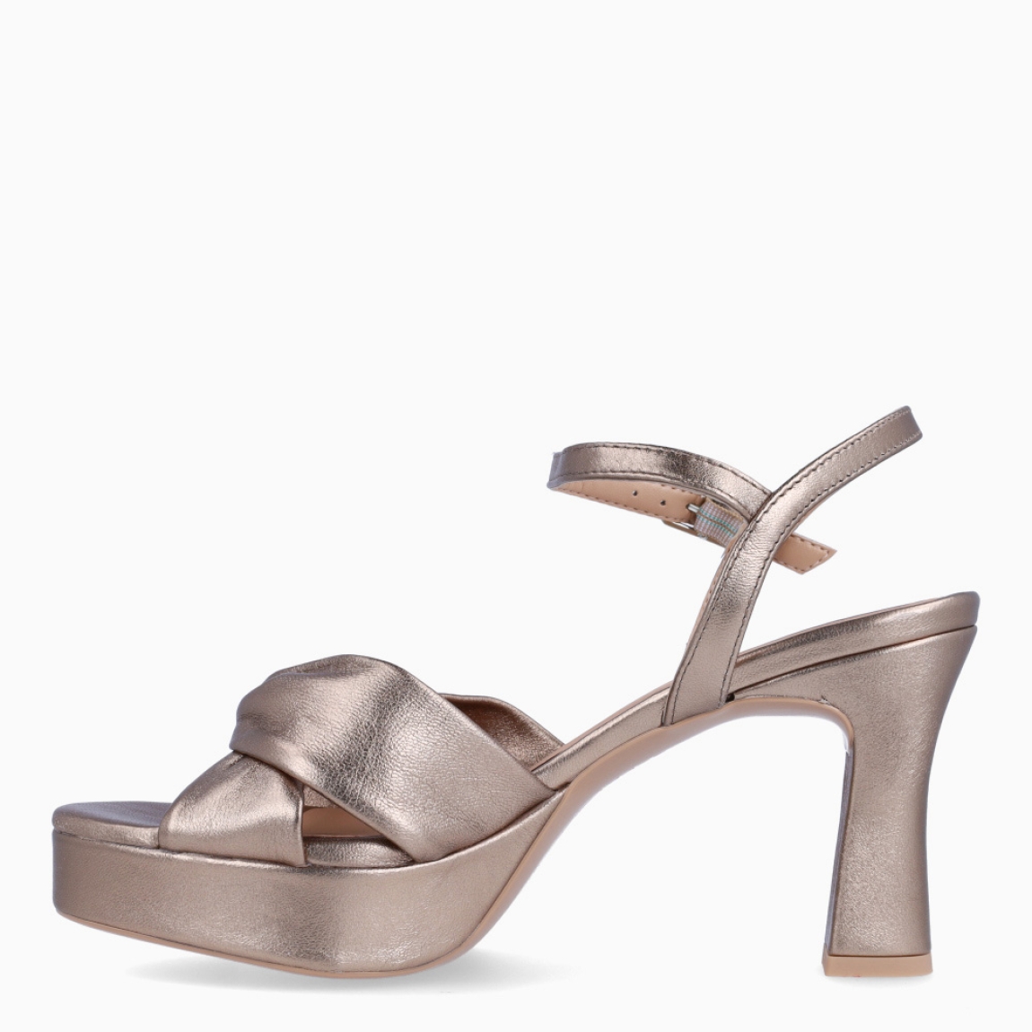 Sandalias de la marca Unisa, modelo ONOA. Exterior en piel color oro con pala cruzada. Interior en piel color nude. Cierre de sandalias Unisa con hebilla en tobillo y un tacón de 8cm de altura. Estas sandalias Unisa ONOA son un complemento clásico e ideal para lucir tus looks de esta temporada!