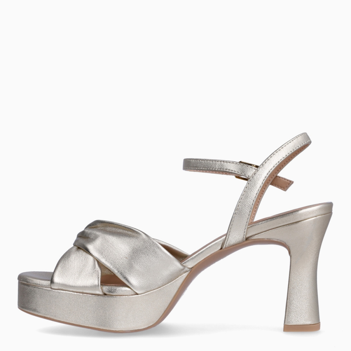 Sandalias de la marca Unisa, modelo ONOA. Exterior en piel color platino con pala cruzada. Interior en piel color nude. Cierre de sandalias Unisa con hebilla en tobillo y un tacón de 8cm de altura. Estas sandalias Unisa ONOA son un complemento clásico e ideal para lucir tus looks de esta temporada!