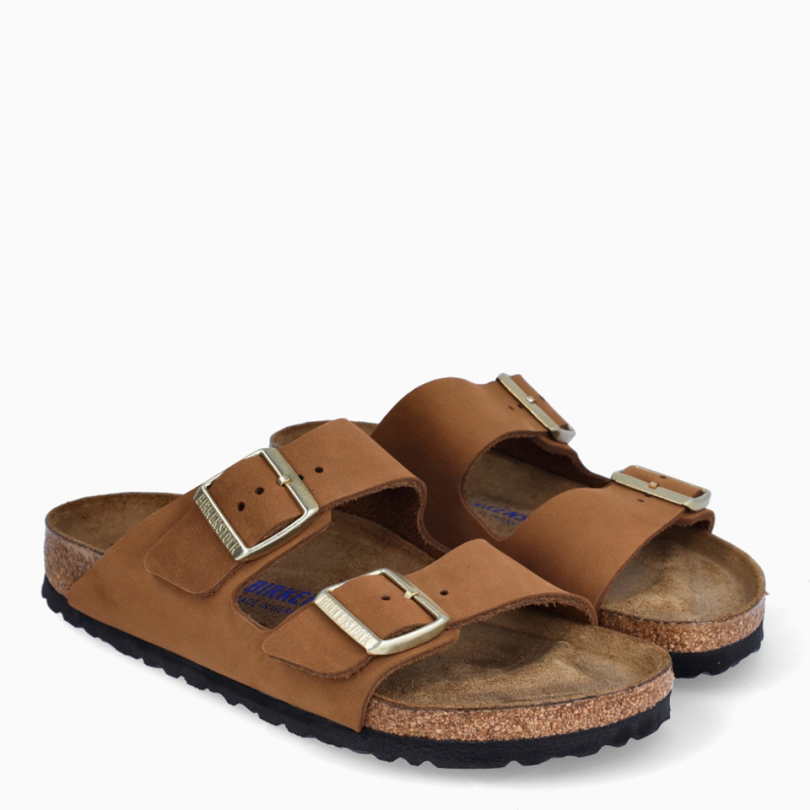 Sandalias de la marca Birkenstock, modelo ARIZONA BIRKO. Sandalias elaboradas en piel de alta calidad color camel, con base de corcho y látex de forma anatómica. Cierre de las sandalias con doble hebilla de espiga de metal con ajuste individual, en empeine y pala. Estas sandalias Birkenstock ARIZONA BIRKO son un complemento ideal para esta temporada, su diseño simple atemporal, lo hace el accesorio clásico para tus looks!