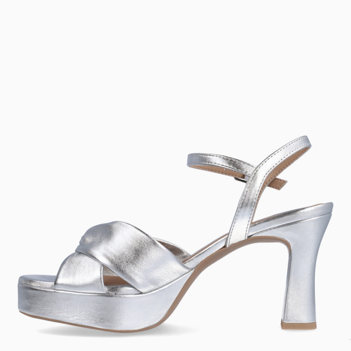Sandalias de la marca Unisa, modelo ONOA. Exterior en piel color plata con pala cruzada. Interior en piel color nude. Cierre de sandalias Unisa con hebilla en tobillo y un tacón de 8cm de altura. Estas sandalias Unisa ONOA son un complemento clásico e ideal para lucir tus looks de esta temporada!
