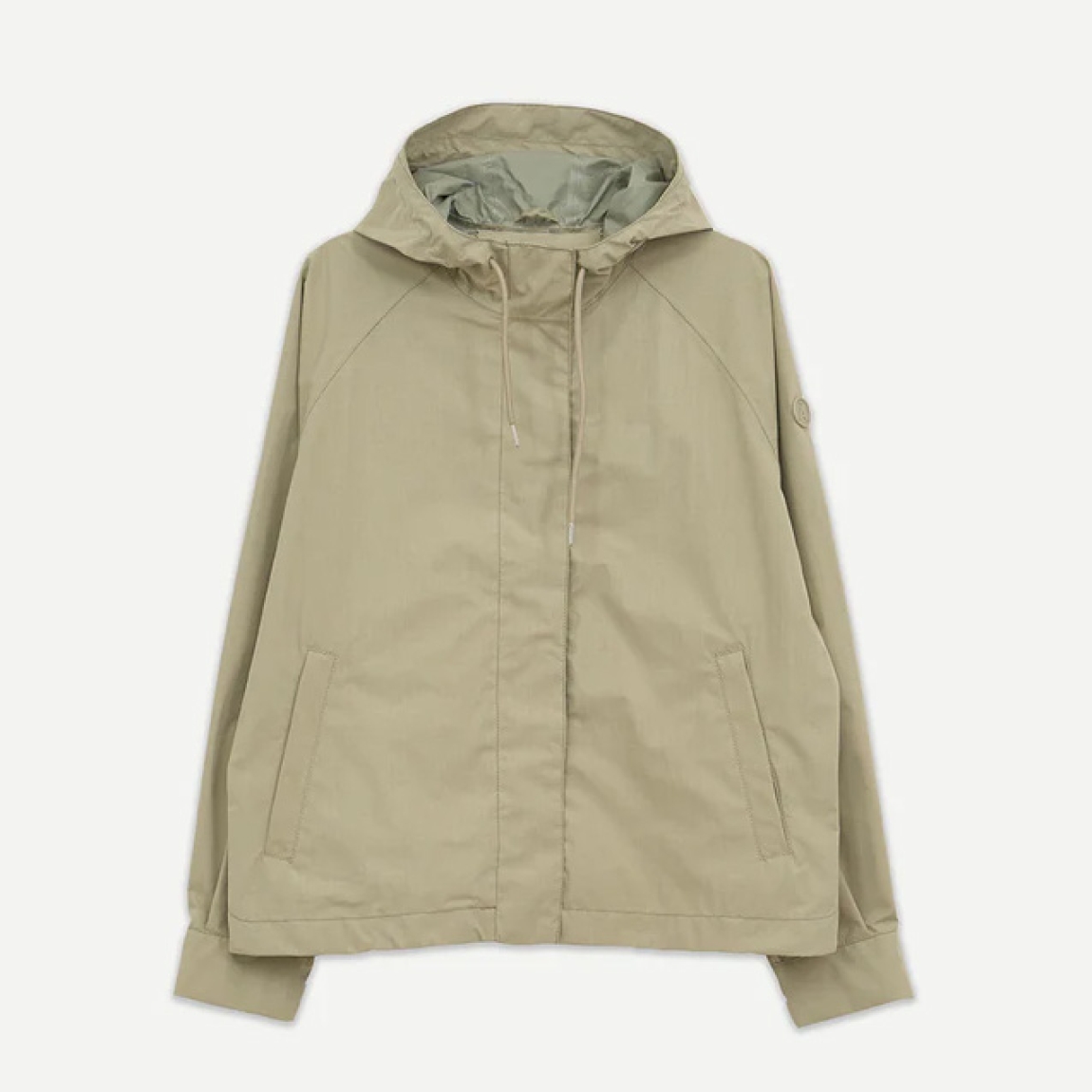 Chaqueta impermeable corta de la marca Tanta, modelo DHUDA. Chaqueta Tanta de corte holgado está confeccionada con un tejido de mezcla de algodón impermeable color verde. Este material atemporal es transpirable y resistente al viento. Los detalles de la prenda incluyen costuras selladas, mangas raglán, una cremallera de doble cursor y cierres a presión ocultos. Su elegante silueta en línea A de esta chaqueta Tanta DUDHA cuenta con aberturas laterales redondeadas para un look más femenino. Una prenda indispensable en tu armario esta temporada!
