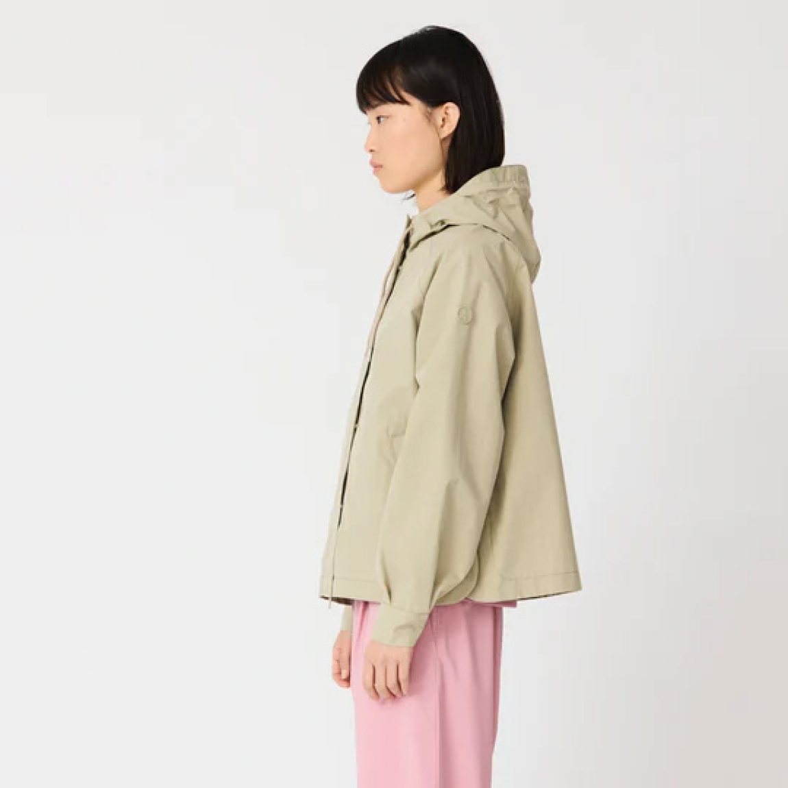 Chaqueta impermeable corta de la marca Tanta, modelo DHUDA. Chaqueta Tanta de corte holgado está confeccionada con un tejido de mezcla de algodón impermeable color verde. Este material atemporal es transpirable y resistente al viento. Los detalles de la prenda incluyen costuras selladas, mangas raglán, una cremallera de doble cursor y cierres a presión ocultos. Su elegante silueta en línea A de esta chaqueta Tanta DUDHA cuenta con aberturas laterales redondeadas para un look más femenino. Una prenda indispensable en tu armario esta temporada!