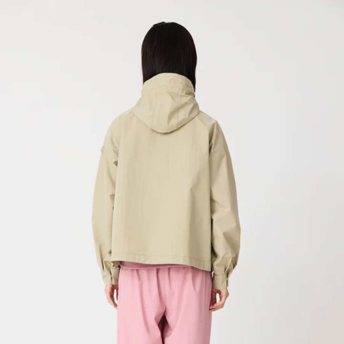 Chaqueta impermeable corta de la marca Tanta, modelo DHUDA. Chaqueta Tanta de corte holgado está confeccionada con un tejido de mezcla de algodón impermeable color verde. Este material atemporal es transpirable y resistente al viento. Los detalles de la prenda incluyen costuras selladas, mangas raglán, una cremallera de doble cursor y cierres a presión ocultos. Su elegante silueta en línea A de esta chaqueta Tanta DUDHA cuenta con aberturas laterales redondeadas para un look más femenino. Una prenda indispensable en tu armario esta temporada!