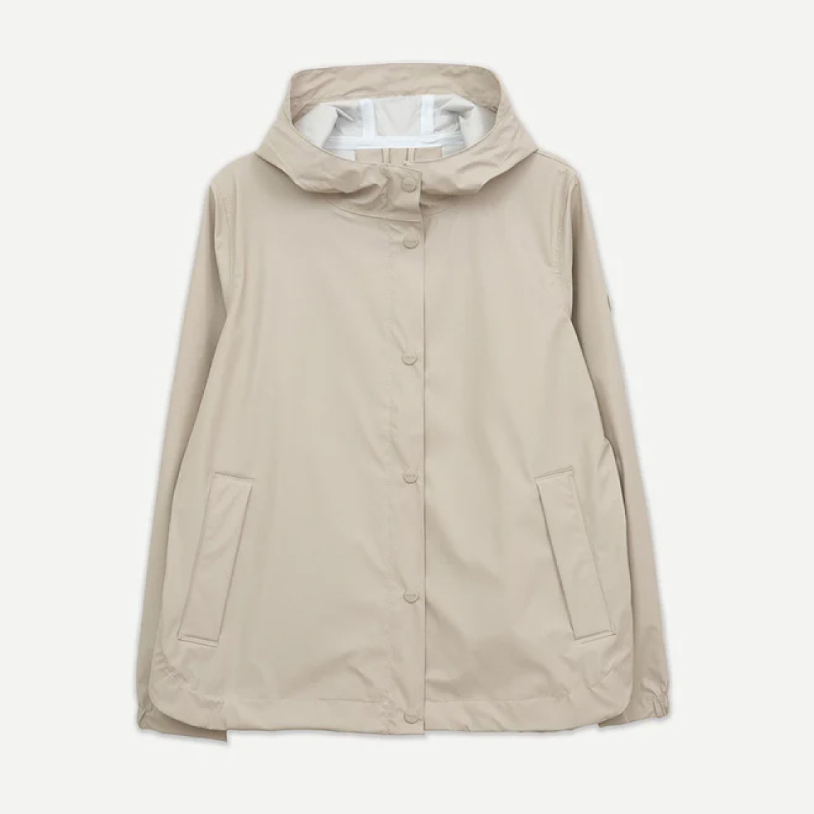 Chaqueta lisa de la marca Tanta, modelo NIMBUSELLE. Chaqueta impermeable ligera y moderna confeccionado en poliuretano fino color taupe. Una versión más liviana de nuestro material icónico, ideal para los días cálidos y húmedos de primavera y verano. 100 % waterproof, con todas las costuras selladas, presenta una silueta joven y un bajo redondeado, ideal para el uso diario en días de lluvia y temperaturas suaves. Chaqueta Tanta NIMBUSELLE ideal para esta temporada!